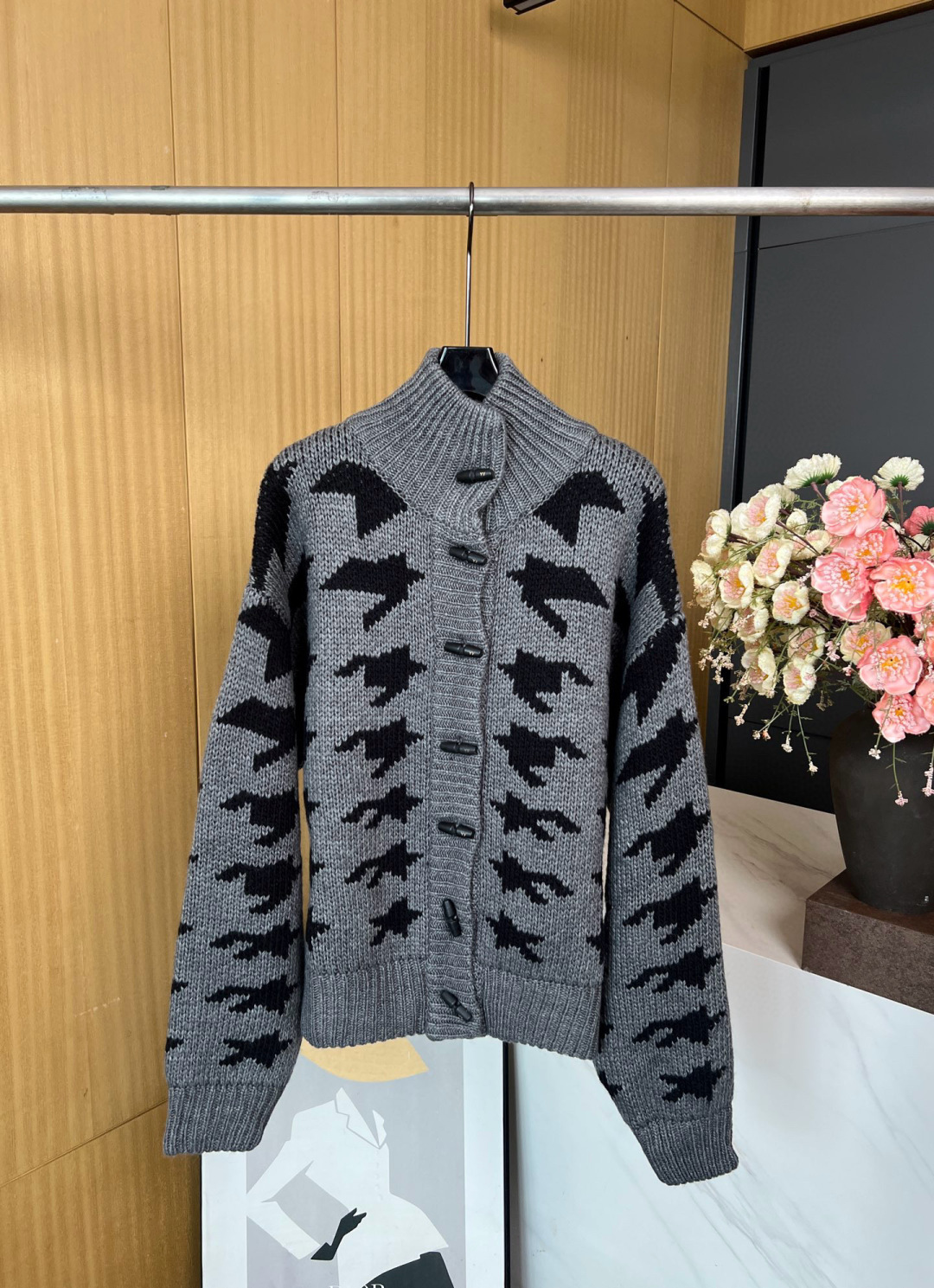 NO:476108,Open YY New Early Autumn Houndstooth jacquard stand collar thick knit jacket, custom logo buttons, Korean super popular niche brand, wool-blend fabric soft, lazy loose fit S M L,, jackets & coats,alexander wang19860909Open YY 早秋新款 千鸟格提花立领加厚针织外套、定制logo纽扣、韩国超火小众品牌、羊毛混纺面料柔软、慵懒宽松版型 码数S M L,,jackets & coats,alexander wang,Women's clothing