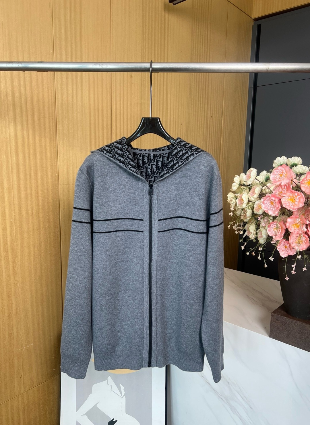 NO:477712,DIOR early autumn new cashmere double-sided hooded zipper cardigan, grey cashmere blend knitted fabric Oblique print, front zipper closure, ribbed bottom and cuffs. One side is gray and the other is decorated with classic Oblique print S M L,,dior,hats,alexander wang19860909DIOR 早秋新款 羊绒双面连帽拉链开衫、灰色山羊绒混纺针织面料 Oblique 印花、正面拉链开合,搭配罗纹底边和袖口.一面为灰色,另一面饰有经典的 Oblique 印花 码数S M L,,dior,hats,alexander wang,Women's clothing