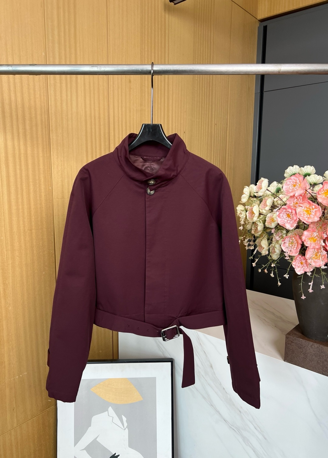 NO:477720,LOEWE Early autumn new Burgundy red cotton-blend short trench coat, lightweight cotton-blend thick ribbed fabric trench coat, turtleneck design, adjustable buckle belt at the hem. Hidden front button closure, raglan sleeves, cuff loops, back LOEWE Anagram embossed leather patch S M L,,loewe,loewe,alexander wang19860909LOEWE罗意威 早秋新款 勃艮第红棉质混纺短款风衣、轻盈棉质混纺粗横棱纹织物风衣,高领设计,下摆配有可调节搭扣腰带.隐藏式正面纽扣开合、插肩袖,袖口饰袢、背面 LOEWE Anagram 压纹皮革贴片 码数S M L,,loewe,loewe,alexander wang,Women's clothing