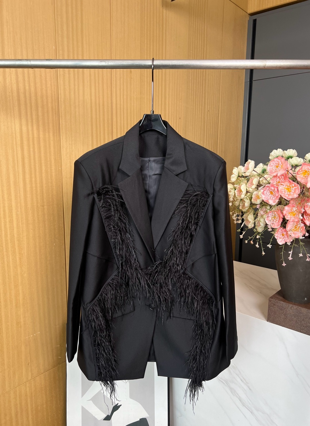 NO:477667,ANNAKIKI's new early autumn style wool fractal feather blazer, classic flat head-corner production, three-dimensional bone seam splicing real feather making, classic suit loose style, inclusive, same style as Jolin Tsai. S M L,, jackets & coats, business suit, alexander wang19860909ANNAKIKI 早秋新款 羊毛分形羽毛西装外套、经典平驳头领制作,前片立体骨缝拼接真羽毛制作、经典西装宽松版型,具有包容性、蔡依林同款 码数S M L,,jackets & coats,business suit,alexander wang,Women's clothing