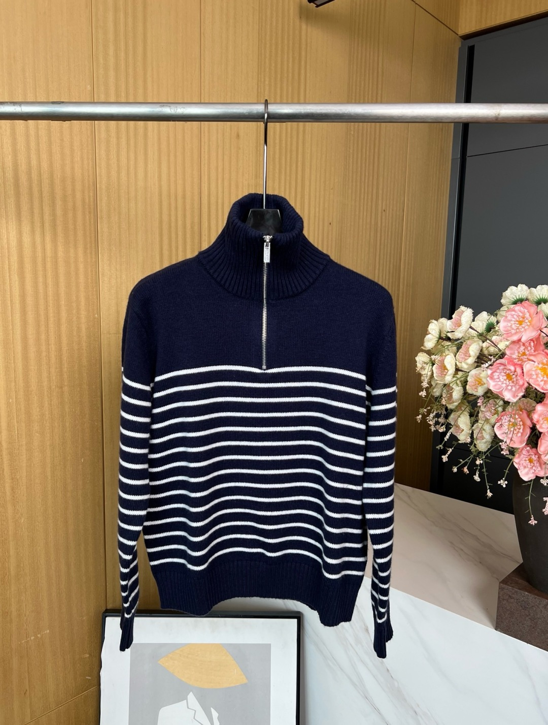 NO:477672,MIUMIU early autumn new style contrast striped half-zipper pullover sweater, iconic striped pattern, slightly loose fit, wide collar and ribbed knit hem enrich the design. S M L,,miumiu,alexander wang19860909MIUMIU 早秋新款 撞色条纹半拉链套头羊毛衫、标志性的条纹图案、略显宽松的版型、宽领和罗纹针织下摆丰富了设计. 码数S M L,,miumiu,alexander wang,Women's clothing