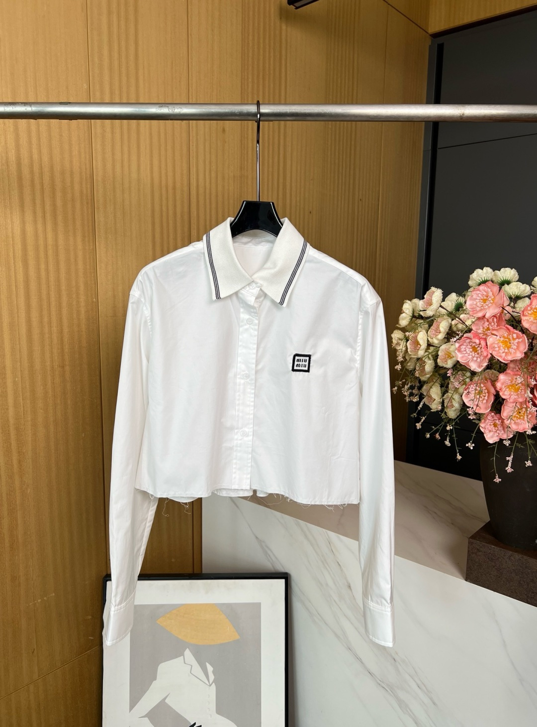 NO:477695,MIUMIU early autumn new style contrasting lapel poplin texture long-sleeved shirt, removable knitted neckline, front button closure, chest embroidered logo logo, hem bristled tailoring, matching series skirts, one outfit S M L,,miumiu, skirts, shirts, alexander wang19860909MIUMIU 早秋新款 撞色翻领府绸质感长袖衬衫、可拆卸针织领口、前侧纽扣闭合、胸口刺绣logo徽标、下摆毛边剪裁、可搭配系列半裙一套穿搭 码数S M L,,miumiu,skirts,shirts,alexander wang,Women's clothing