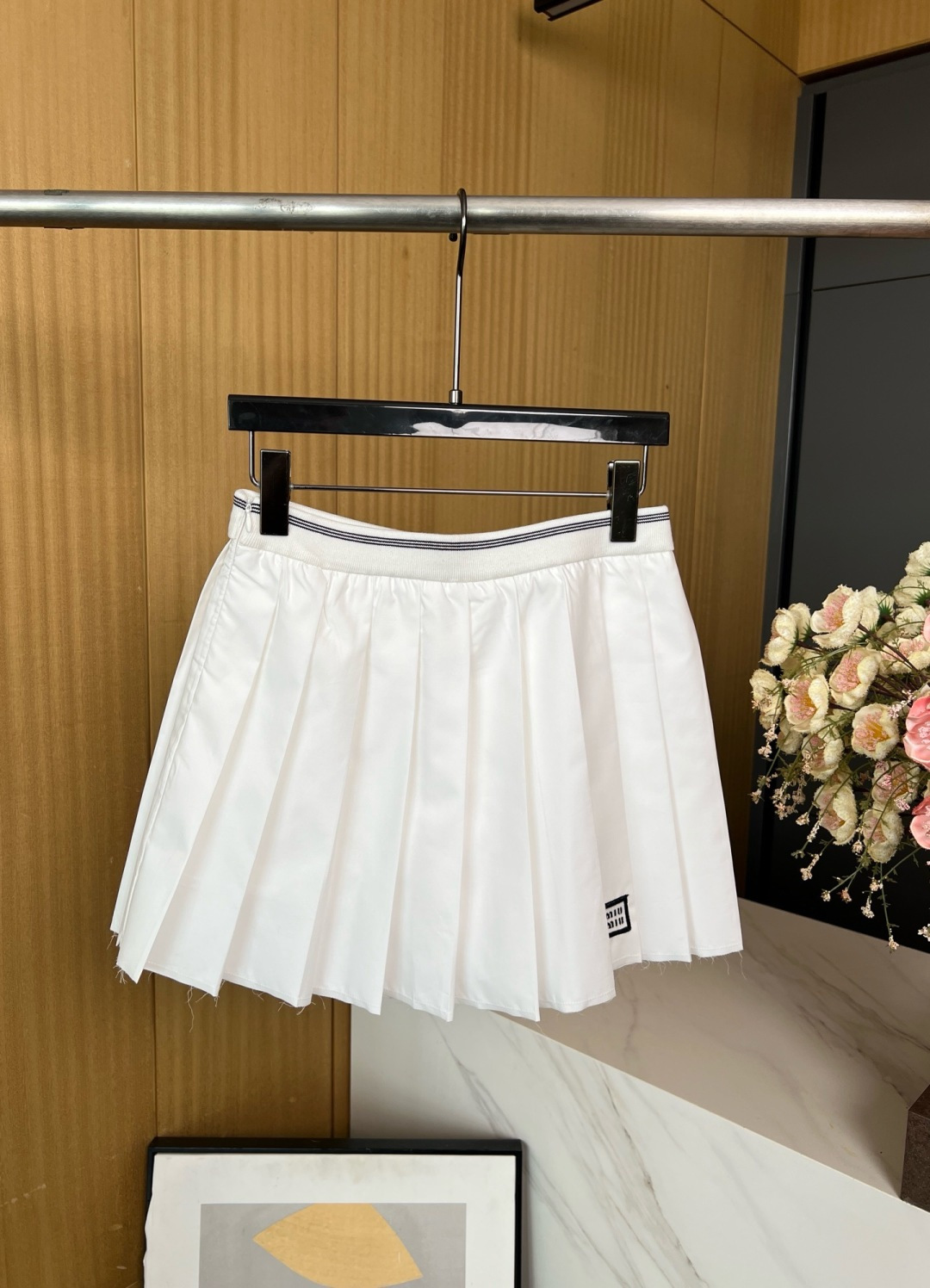 NO:477700,MIUMIU early autumn new style pleated poplin texture short skirt, mini style, side hook and zipper closure, embroidered logo, can be matched with the same series of shirts S M L,,miumiu, skirts,alexander wang19860909MIUMIU 早秋新款 百褶府绸质感短款半裙、迷你版型、侧面用钩扣和拉链闭合、刺绣logo徽标、可与同系列衬衣一套搭配 码数S M L,,miumiu,skirts,alexander wang,Women's clothing