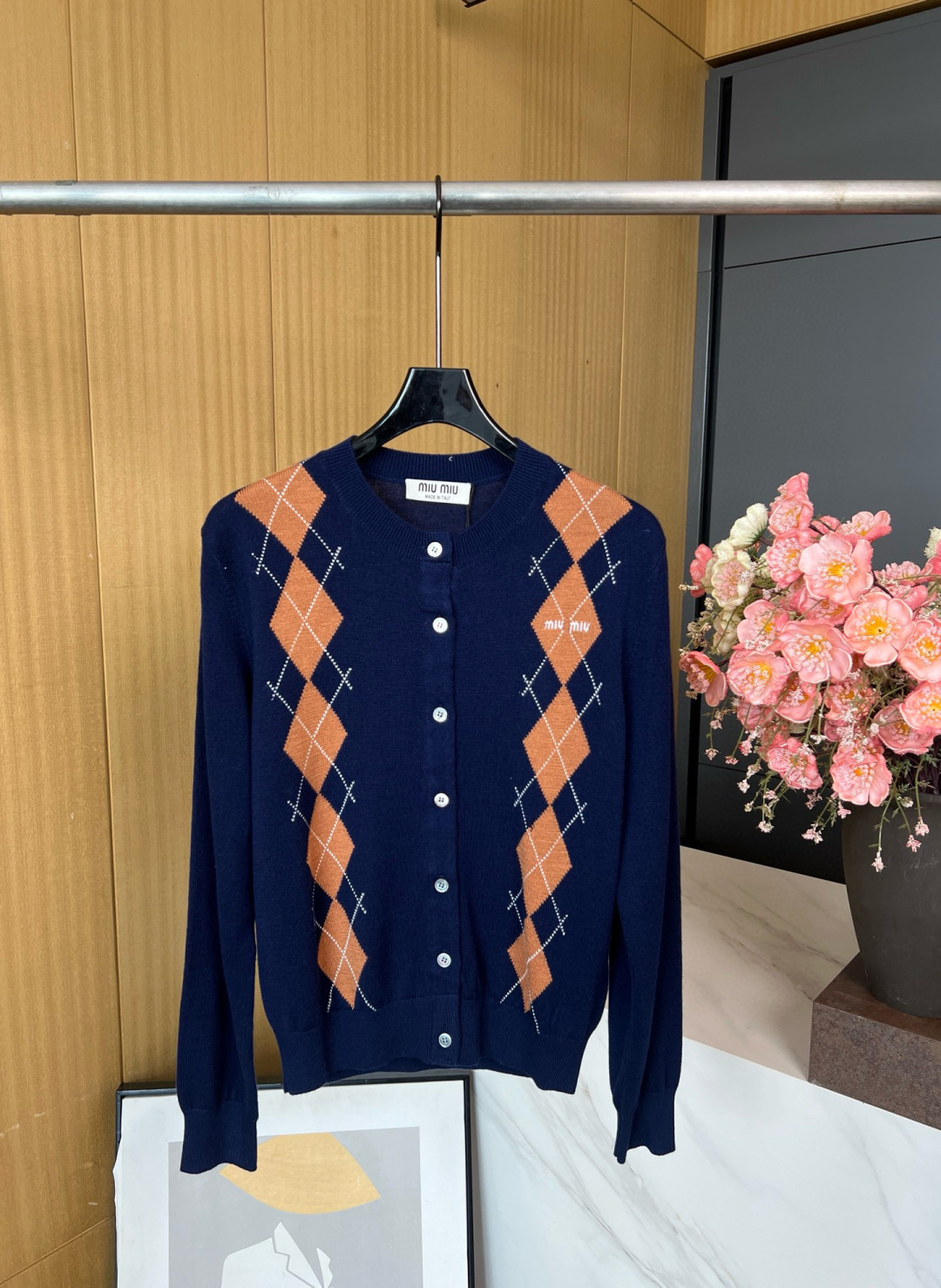 NO:488489,MIUMIU's new early autumn style diamond round neck wool knitted cardigan and diamond pattern add playful elegance to the exquisite craftsmanship of this soft cashmere button cardigan, reinterpreting the classic style according to the exquisite modern perspective of Miu Miu. S M L,,miumiu,alexander wang19860909MIUMIU 早秋新款 菱格圆领羊毛针织开衫、菱形图案为这款柔软羊绒纽扣开衫的精湛工艺增添了俏皮的优雅,按照Miu Miu的精致现代视角重新诠释经典款式. 码数S M L,,miumiu,alexander wang,Women's clothing