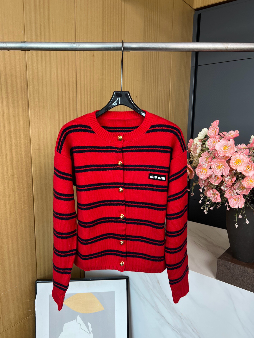 NO:488496,MIUMIU early autumn new style thick striped round-neck knit cardigan jacket, this cardigan uses exquisite double knitting technology to present a mass texture effect. The Tren knitted outer layer is matched with a silky cashmere knit inner lining. The logo patch adds iconic elements. S M L,,miumiu, jackets & coats,alexander wang19860909MIUMIU 早秋新款 粗条纹圆领针织开衫外套、这款开衫采用精致双针织工艺,呈现量感纹理效果,设德兰针织外层搭配丝滑羊绒针织内里.徽标贴饰增添标志性元素. 码数S M L,,miumiu,jackets & coats,alexander wang,Women's clothing