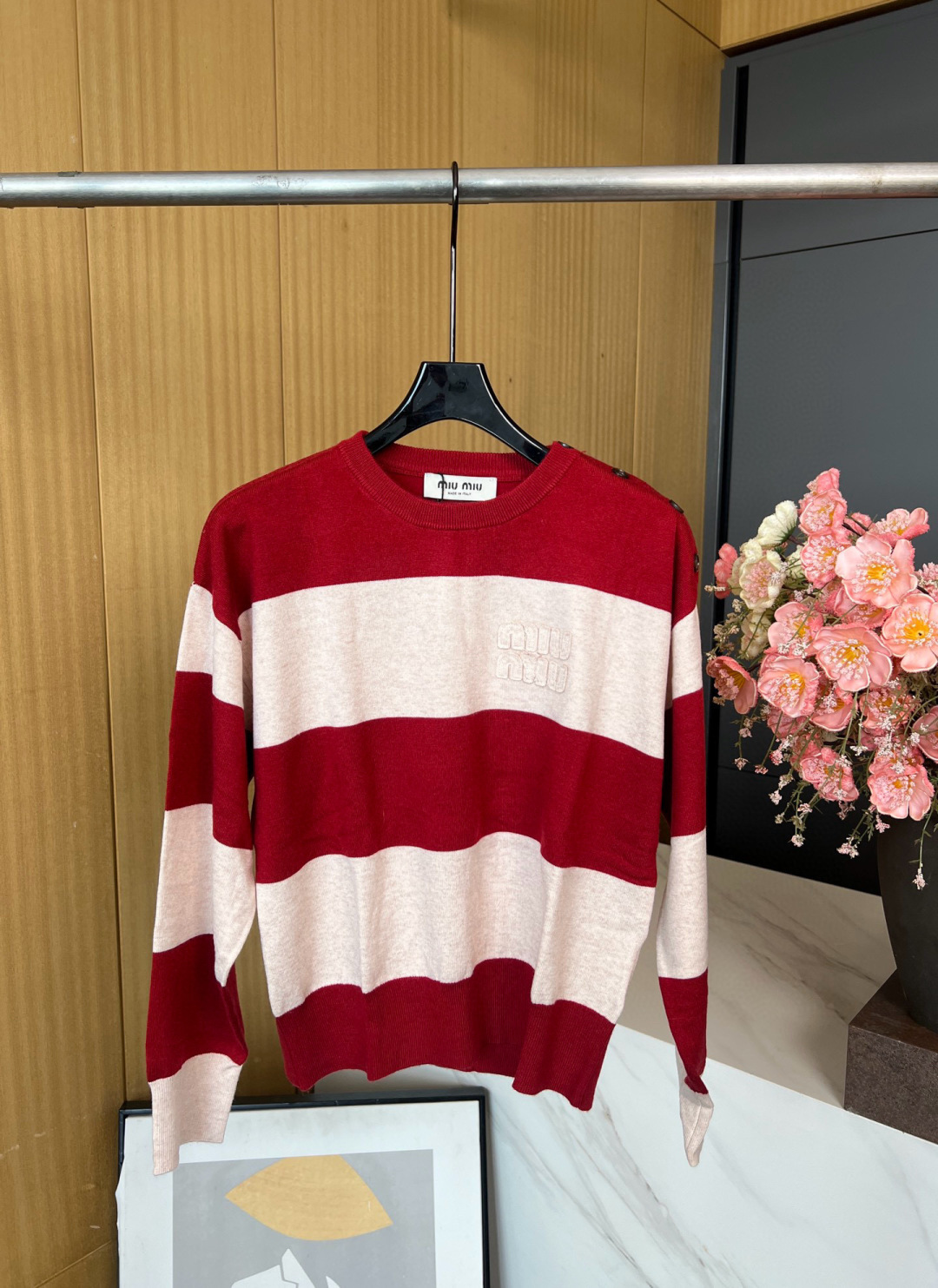 NO:488503,MIUMIU's new early autumn style contrasting horizontal striped round-neck knitted pullover, shoulder button closure design, chest embroidered logo letters, and collar can also be unbuttoned!  Show your inner wear/collarbone, it's really fashionable and a little tricky. S M L, miumiu, alexander wang19860909MIUMIU 早秋新款 撞色横条纹圆领针织套头衫、肩膀纽扣开合设计、胸口刺绣logo字母、领子还可以通过解开纽扣！展示你的内搭/锁骨、真是时髦又带点小心机 码数S M L,,miumiu,alexander wang,Women's clothing