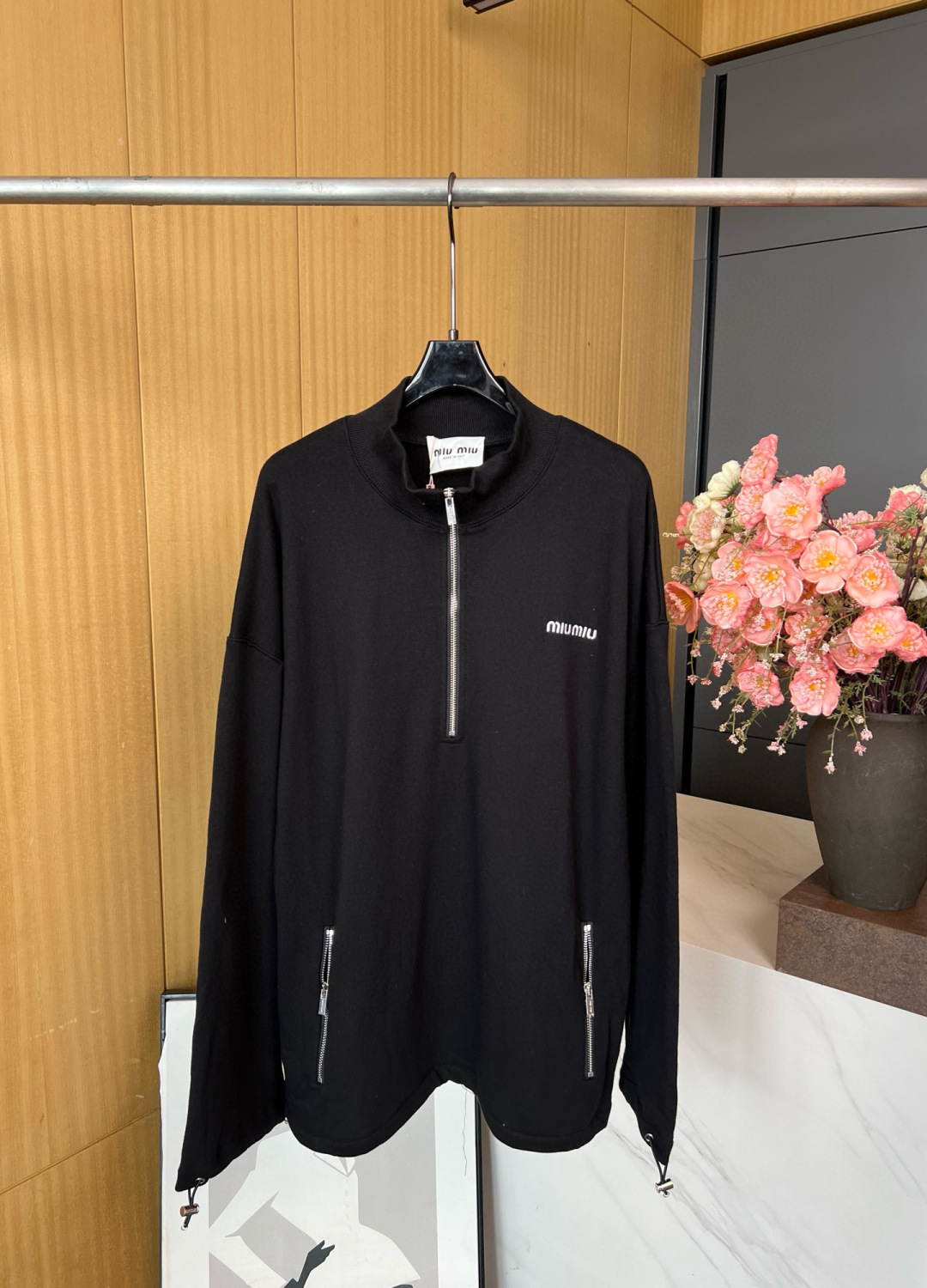 NO:488510,MIUMIU early autumn new cotton fleece zipper sweatshirt, this sweatshirt has style and performance, highlighting the loose shape of playing proportions, revealing the charm of modern aesthetics. Long sleeves are paired with ribbed knitted cuffs, stand collar, front zipper closure, loose fit S M L,,miumiu,alexander wang19860909MIUMIU 早秋新款 棉质抓绒拉链运动衫、这款运动衫兼具风格与性能,凸显玩转比例的宽松造型,流露现代美学魅力.长袖搭配罗纹针织袖口、立领、正面拉链开合、宽松版型 码数S M L,,miumiu,alexander wang,Women's clothing