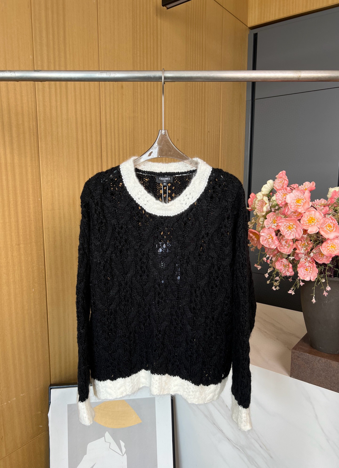 NO:488516,CHANEL Xiaoxiang New early autumn style Contrast color round neck hollow long-sleeved sweater, contrasting color splicing of neck cuffs, custom-made logo sewn on the hem of the clothes, wool mohair blend fabric, soft and comfortable fabric S M L, chanel, alexander wang19860909CHANEL 小香 早秋新款 撞色圆领镂空长袖针织衫、领口袖口撞色拼接、衣服下摆缝制定制logo、羊毛马海毛混纺面料、面料软糯舒服 码数S M L,,chanel,alexander wang,Women's clothing