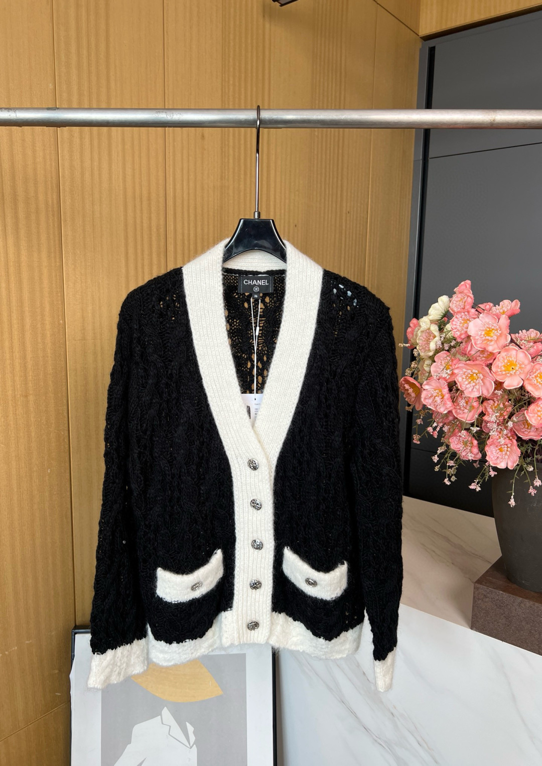 NO:488522,CHANEL Xiaoxiang, new early autumn style, contrasting V-neck hollow long-sleeved knitted cardigan jacket, pocket neckline cuff contrasting splicing, custom logo buttons, wool mohair blend fabric, soft and comfortable fabric, very beautiful upper body S M L,,chanel, jackets & coats,alexander wang19860909CHANEL 小香 早秋新款 撞色V领镂空长袖针织开衫外套、口袋领口袖口撞色拼接、定制logo纽扣、羊毛马海毛混纺面料、面料软糯舒服、上身非常好看 码数S M L,,chanel,jackets & coats,alexander wang,Women's clothing