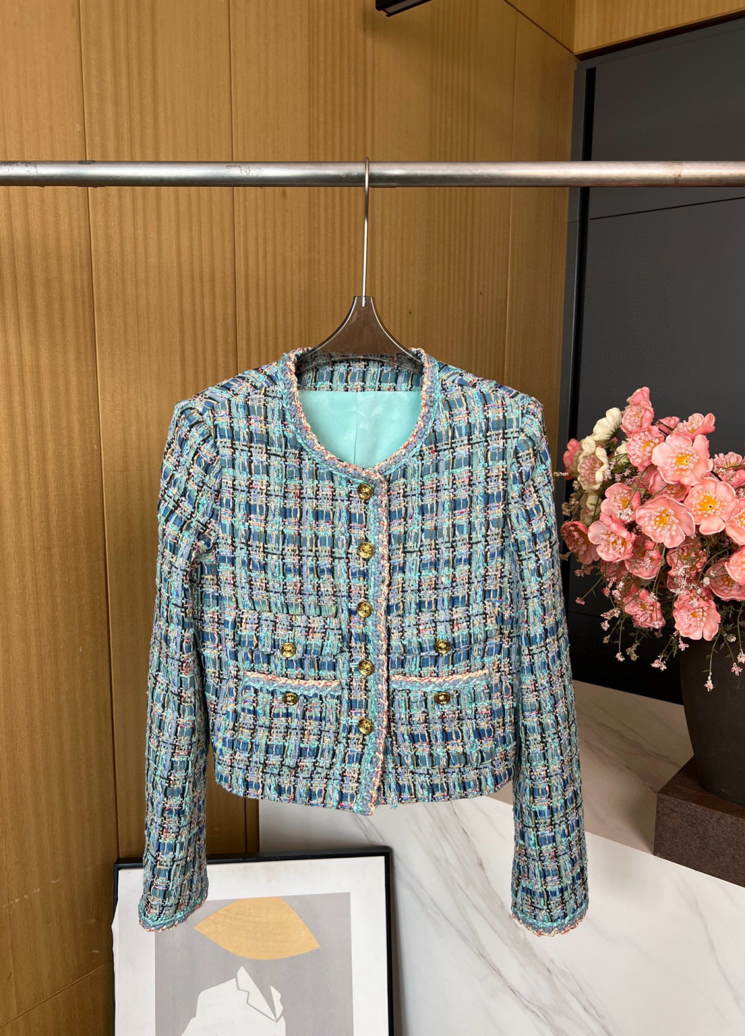 NO:488468,CHANEL Xiaoxiang New Early Autumn Style Lake Green Tweed Braided Jacket and Tweed Braided Fabric, Comfortable and Light, Classic H-style, Round-neck Single-breasted Pocket Design, with a unique lion head metal buckle, the color is very eye-catching, and the upper body looks very fashionable and elegant!  S M L, chanel, jackets & coats, alexander wang19860909CHANEL 小香 早秋新款 湖水绿粗花呢编织外套、粗花呢编织面料,舒适轻盈,经典H版型,圆领单排扣口袋设计,配以独特狮子头金属扣,颜色很亮眼,上身显得非常时尚优雅！ 码数S M L,,chanel,jackets & coats,alexander wang,Women's clothing