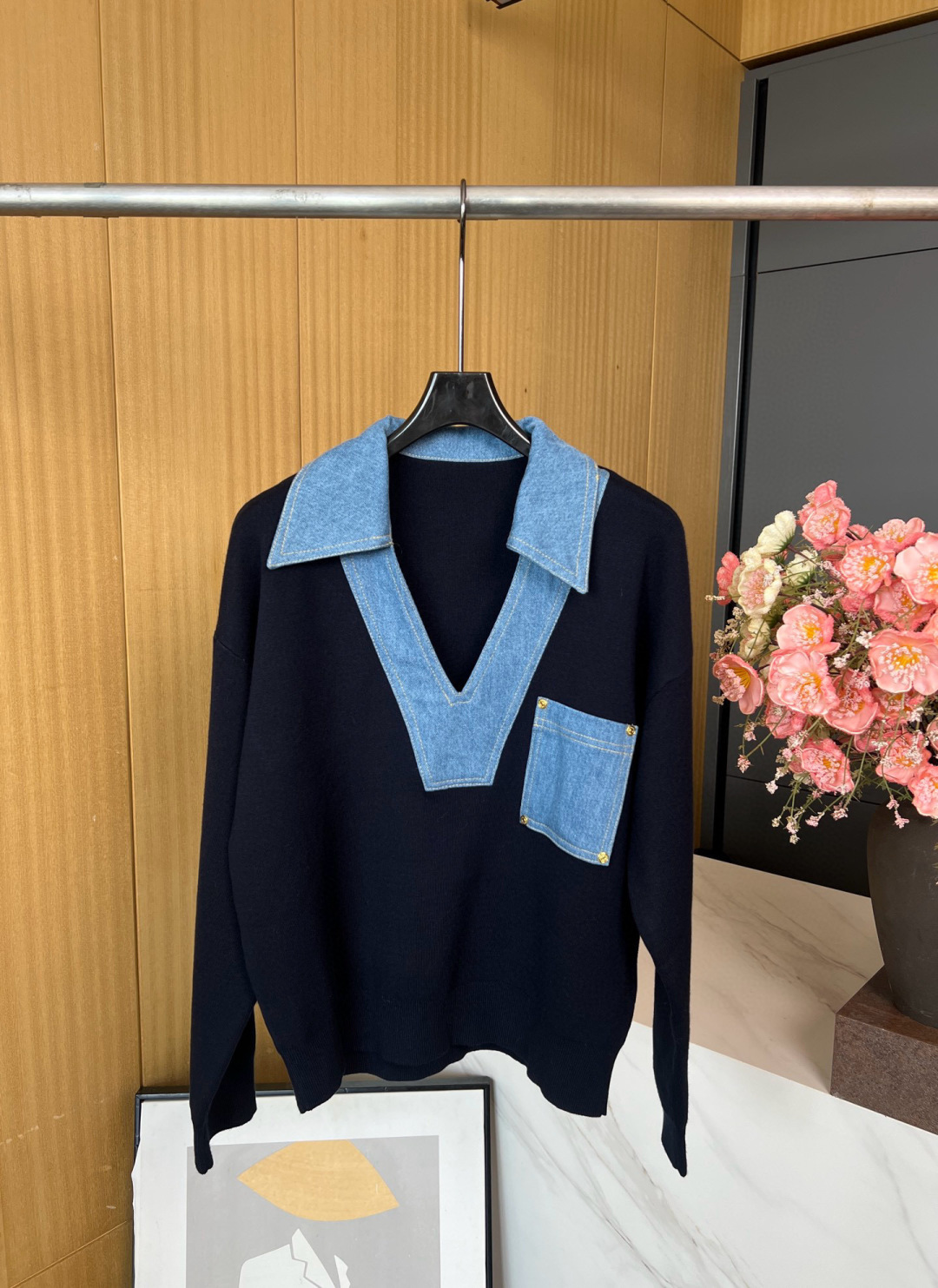 NO:484745,SANDRO early autumn new style women's clothing, loose V-shaped denim lapel knitted pullover, temperament knitted sweatshirt, spliced ​​denim lapel, V-neck to modify the neck, loose and comfortable version S M L, hoodie, sweatshirts, alexander wang19860909SANDRO 早秋新款 女装气质宽松V型牛仔翻领针织套头衫、气质针织卫衣、拼接牛仔翻领、V领修饰颈部、宽松舒适版型 码数S M L,,hoodie,sweatshirts,alexander wang,Women's clothing