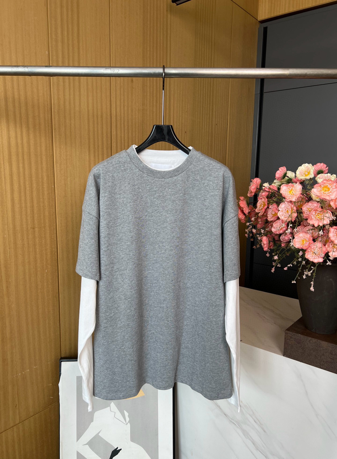 NO:459547,JIL SANDER Early Autumn New Style Two-piece spliced ​​long-sleeved T-shirt, back letter printing design, real two-piece spliced ​​T-shirt, layered layering, very beautiful upper body, loose fit, same style for men and women. Size S M L,, jil sander,tees, t-shirt, alexander wang19860909JIL SANDER 早秋新款 两件套拼接设计感长袖T恤、后背字母印花设计、真实两件T恤拼接而成、叠穿层次感、上身非常好看、宽松版型、男女同款 码数S M L,,jil sander,tees，t-shirt,alexander wang,Women's clothing
