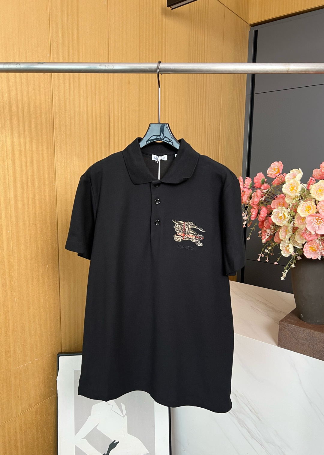 NO:480725,BURBERRY new Equestrian Knight logo plaid cotton Polo shirt, made of light cotton bead mesh, presenting a slim fit. Embroidered with brand logo and Equestrian Knight logo (EKD) embroidery, using Burberry check pattern as the background, interpreted in the iconic sand beige. S M L XL, burberry, alexander wang19860909BURBERRY 新款 马术骑士徽标格纹棉质 Polo 衫、选用轻盈棉质珠地网眼布打造,呈现修身版型.点缀品牌徽标和马术骑士徽标（EKD）刺绣,采用 Burberry 格纹图案作为背景,以标志性沙米色演绎. 码数S M L XL,,burberry,alexander wang,Women's clothing