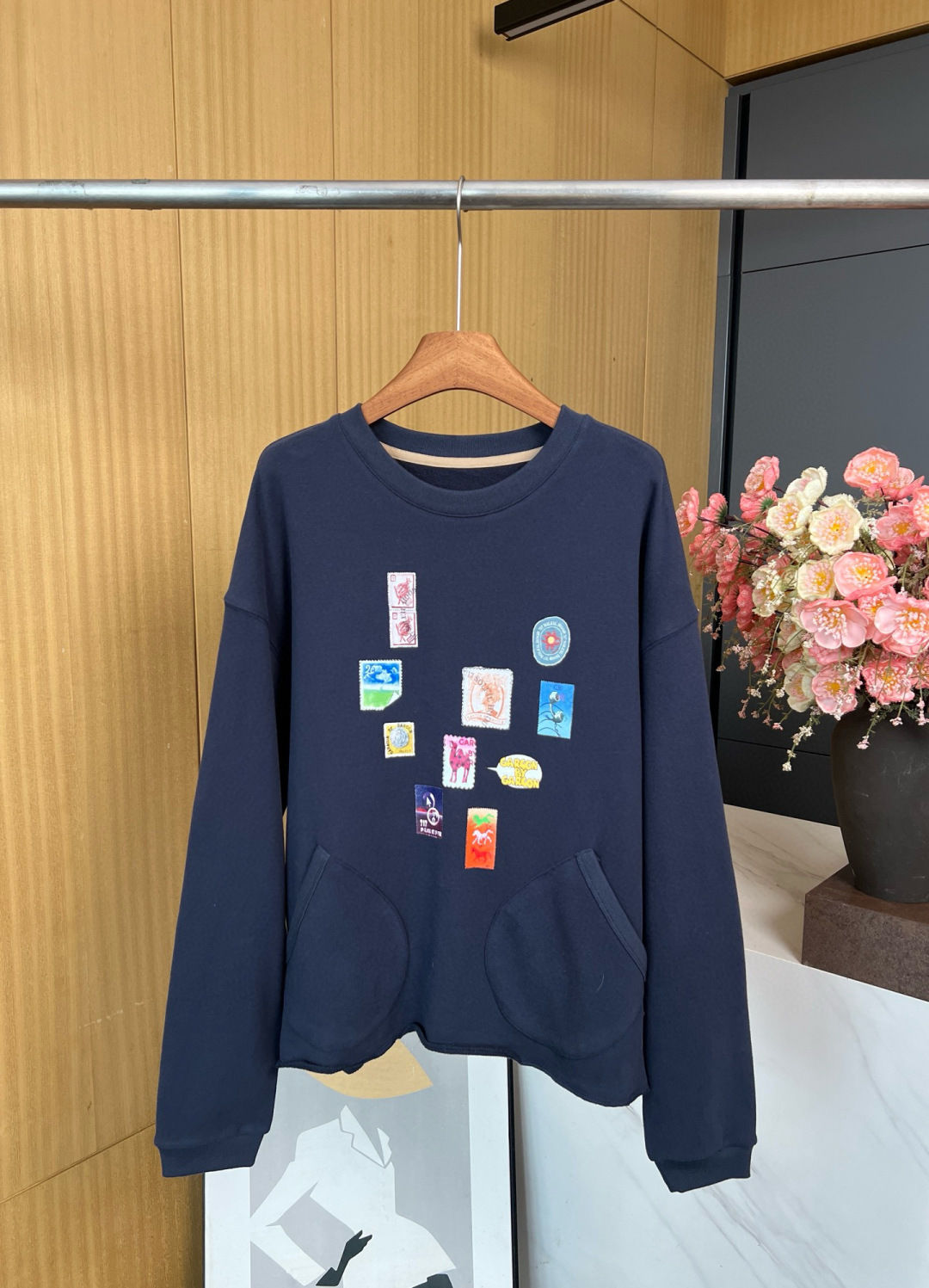 NO:501026,GARCON BY GARCON Early autumn new style Color stamp printed round neck sweatshirt, each pattern represents a story~cotton fabric Soft and skin-friendly, comfortable and comfortable to wear, loose style, navy blue Number S M L,,hoodie, sweatshirts, alexander wang19860909GARCON BY GARCON 早秋新款 彩色邮票印花圆领卫衣、每一个图案 都代表一个故事～棉质面料 柔软亲肤、穿着舒适自在、宽松版型、藏蓝色 码数S M L,,hoodie,sweatshirts,alexander wang,Women's clothing