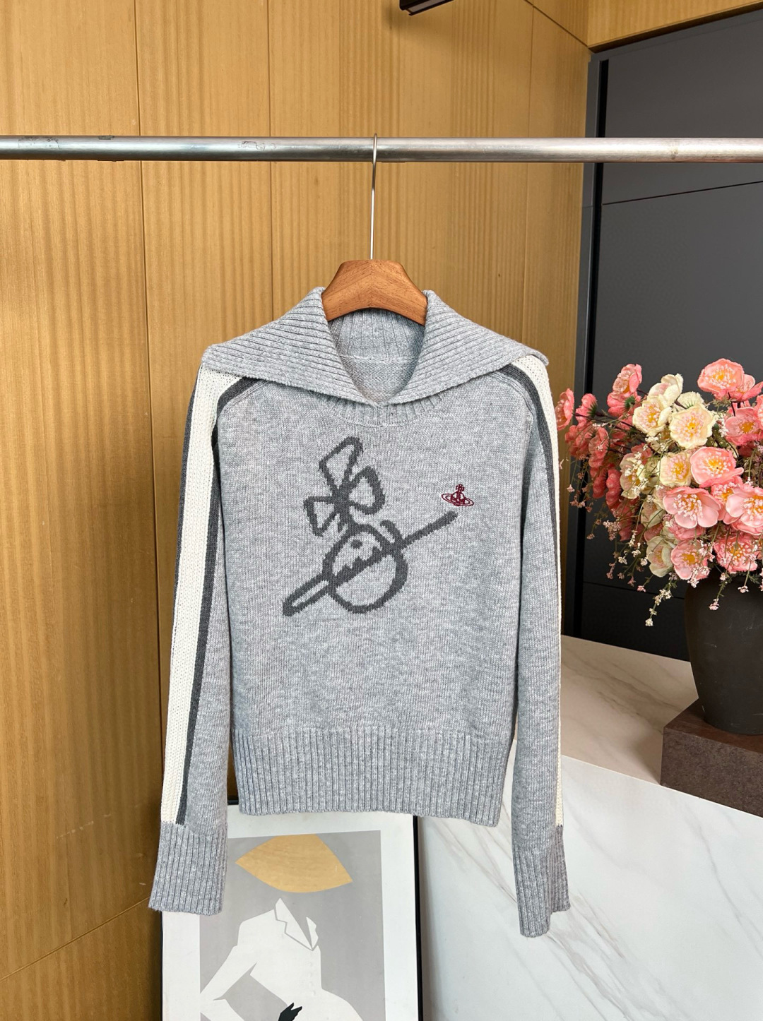 NO:500985,Vivienne Westwood New early autumn style color-blocked knitted sweatshirt pullover, grey spliced ​​cuffs, different weaving designs are very special, the large lapels are good to modify the shoulder curves, graffiti-like Saturn pattern, plus red line embroidery logo, the whole piece of gray tone is a sporty and fashionable feeling. S M L, hoodie, sweatshirts, alexander wang19860909Vivienne Westwood 西太后 早秋新款 拼色针织卫衣套头衫、灰色拼接袖口不同织法撞色设计很特别、大大的翻领很好的修饰肩部曲线、涂鸦感的土星图案、加上红色线刺绣标识、整件的灰色调就是运动时髦感 码数S M L,,hoodie,sweatshirts,alexander wang,Women's clothing