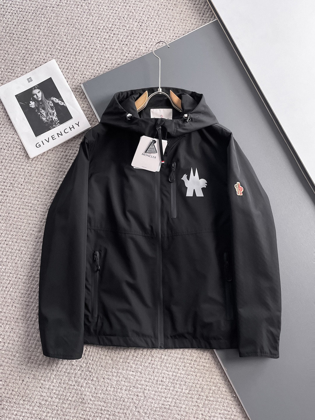 NO:734268,Mengkou The same style as the official website, complete with three labels, on sale in advance. 2026 new spring men's jackets, complete with three labels, high-end version. Custom-made fabrics at the counter. Highly breathable and comfortable, impeccable details, brand element design concept, reflecting high quality. Delicate and soft feel. Casual tailoring, awesome upper body size. M～3XL,,,Moncler,jackets & coats,jackets & coats,19860909蒙口 官网同款,三标齐全,提前发售 2026春季新款男士夹克外套,原单三标齐全高端版本 专柜定制面料 透气舒适度高,细节无可挑剔,品牌元素设计理念,体现高品质.手感细腻柔软 呈现休闲裁剪,上身版型超赞 码数M～3XL,,,Moncler,jackets & coats,jackets & coats,,Men's clothing