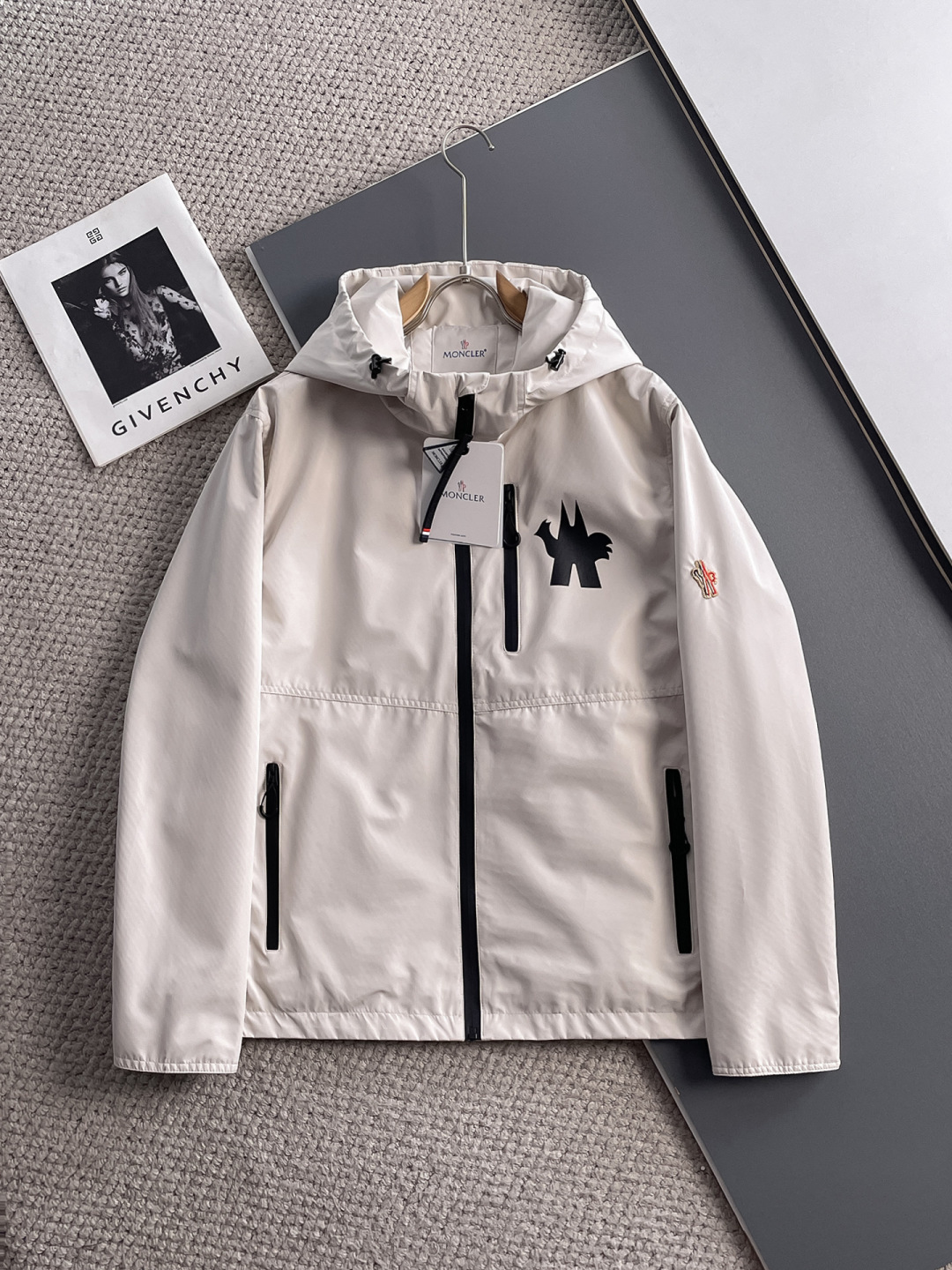 NO:734265,Same style as Mengkou official website, complete with three labels, sold in advance. 2026 new spring men's jackets, complete with three labels, high-end version. Custom-made fabrics at the counter. Highly breathable and comfortable, impeccable details, brand element design concept, reflecting high quality. Delicate and soft feel. Casual tailoring, awesome upper body size. M～3XL,,,Moncler,jackets & coats,jackets & coats,19860909蒙口官网同款,三标齐全,提前发售 2026春季新款男士夹克外套,原单三标齐全高端版本 专柜定制面料 透气舒适度高,细节无可挑剔,品牌元素设计理念,体现高品质.手感细腻柔软 呈现休闲裁剪,上身版型超赞 码数M～3XL,,,Moncler,jackets & coats,jackets & coats,,Men's clothing