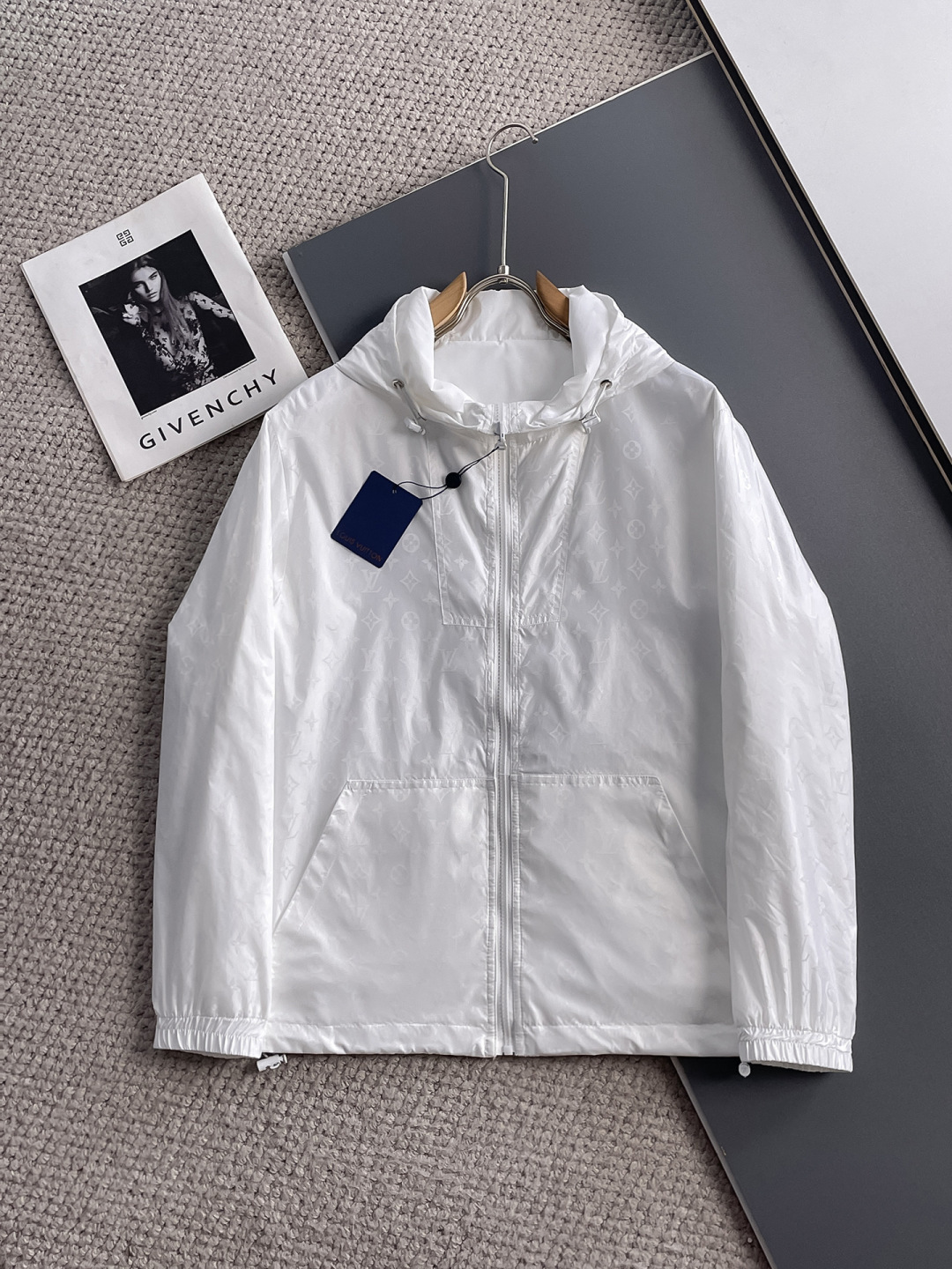 NO:734308,Same style as LV official website, complete with three labels, sold in advance. 2026 spring new men's jacket, complete with three labels, high-end version. Custom-made fabrics at the counter. Highly breathable and comfortable, impeccable details, brand element design concept, reflecting high quality. Delicate and soft feel. Casual tailoring, awesome upper body size. M～3XL,,,,louis vuitton,jackets & coats,jackets & coats,19860909LV 官网同款,三标齐全,提前发售 2026春季新款男士夹克外套,原单三标齐全高端版本 专柜定制面料 透气舒适度高,细节无可挑剔,品牌元素设计理念,体现高品质.手感细腻柔软 呈现休闲裁剪,上身版型超赞 码数M～3XL,,,louis vuitton,jackets & coats,jackets & coats,,Men's clothing