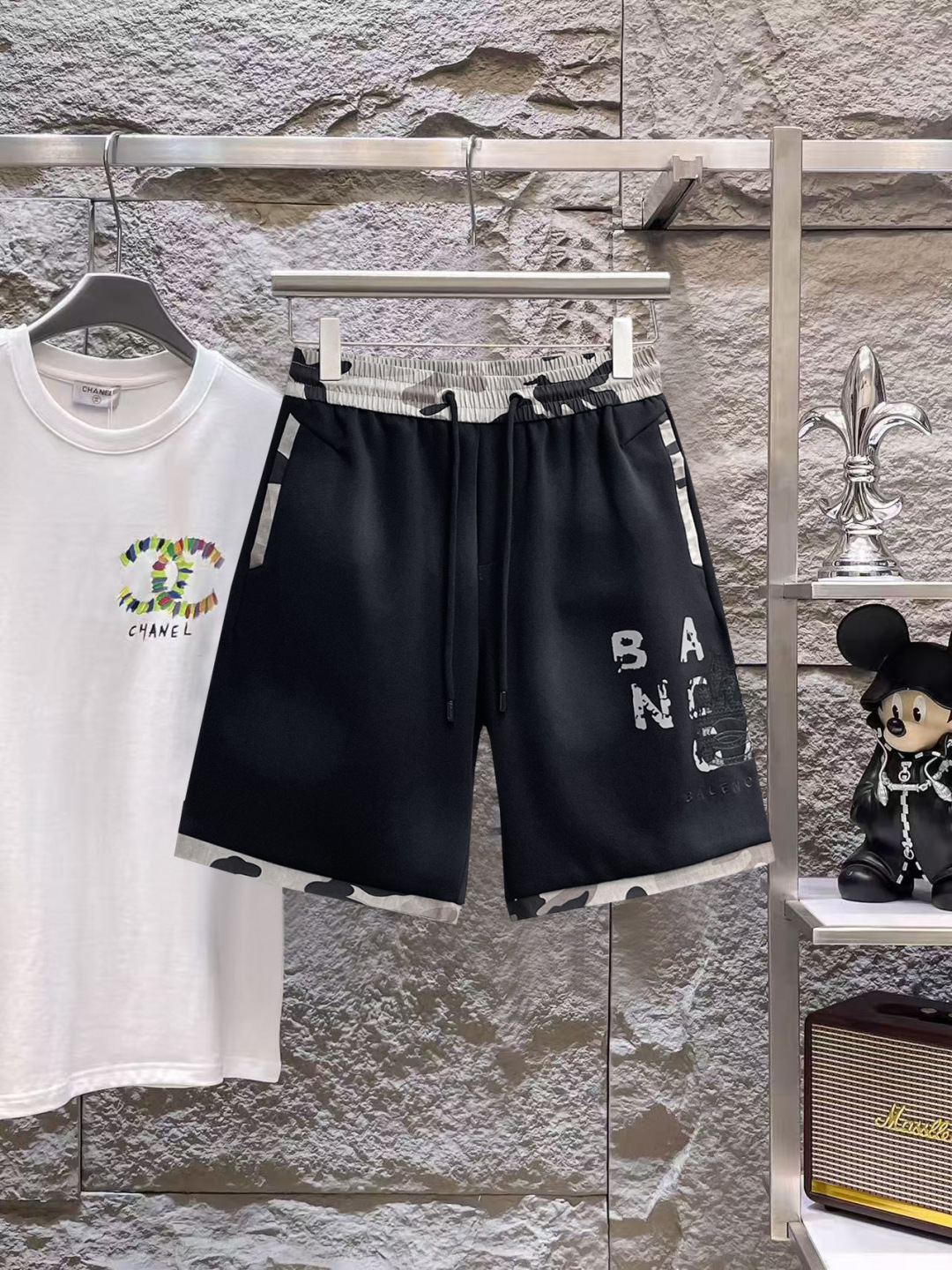 NO:775068,Balenciaga's three-standard complete 2026 summer new men's casual shorts, advanced custom-made breathable fabrics, extremely breathable, elastic and comfortable, impeccable details, top-grade accessories, original logo design concept, delicate and soft feel!  The upper body fit is awesome!  Sizes M-XXXL, please state your height and weight when ordering,,balenciaga,shorts,19860909巴黎世家三标齐全 2026夏季新款男士休闲短裤,高级定制面料透气面料 透气弹力舒适度极高,细节无可挑剔,顶级辅料配备,原版logo设计理念,手感细腻柔软！上身版型超赞！尺码M-XXXL下单报身高体重,,balenciaga,shorts,,Men's clothing