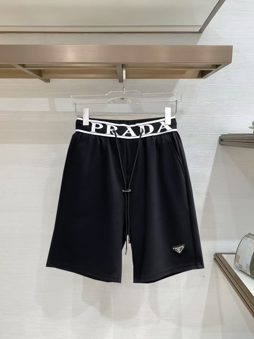 NO:777352,Prada's three-standard complete 2026 new summer men's casual shorts, advanced custom-made breathable fabrics, extremely breathable, elastic and comfortable, impeccable details, top-grade accessories, original logo design concept, delicate and soft feel!  The upper body fit is awesome!  Sizes M-XXXL, please state your height and weight when ordering, prada, shorts,19860909普拉达 三标齐全 2026夏季新款男士休闲短裤,高级定制面料透气面料 透气弹力舒适度极高,细节无可挑剔,顶级辅料配备,原版logo设计理念,手感细腻柔软！上身版型超赞！尺码M-XXXL下单报身高体重,,prada,shorts,,Men's clothing