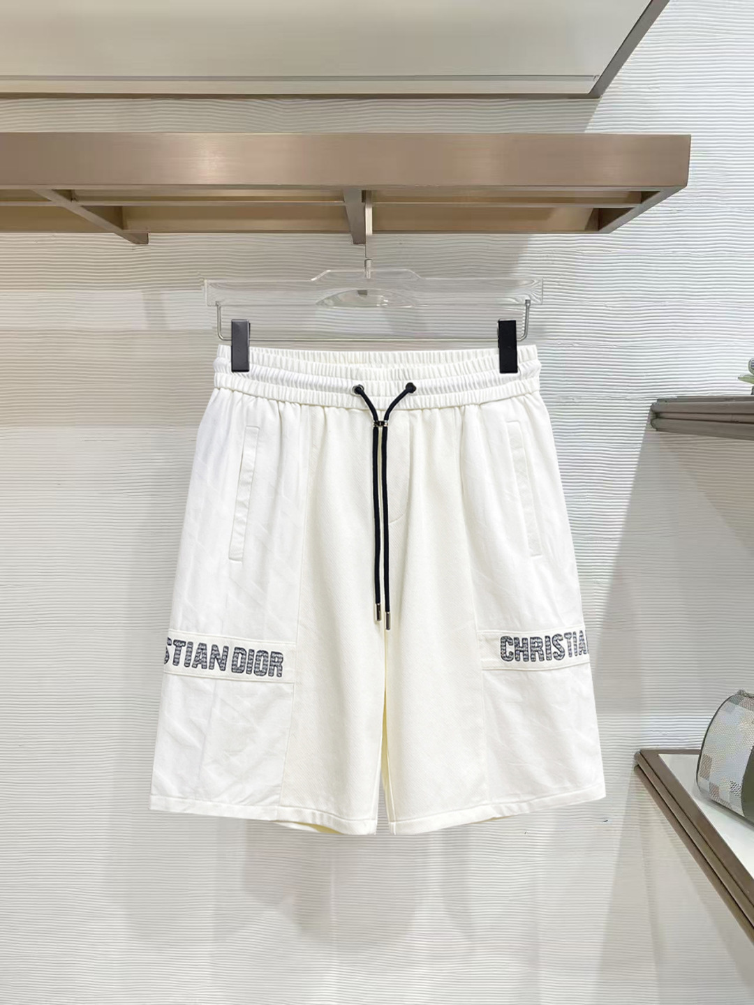 NO:777360,Dior's 2026 new summer men's casual shorts with three complete standards, advanced custom-made breathable fabrics, extremely breathable, elastic and comfortable, impeccable details, top-grade accessories, original logo design concept, delicate and soft feel!  The upper body fit is awesome!  For sizes M-XXXL, please state your height and weight when ordering, dior, shorts,19860909迪奥 三标齐全 2026夏季新款男士休闲短裤,高级定制面料透气面料 透气弹力舒适度极高,细节无可挑剔,顶级辅料配备,原版logo设计理念,手感细腻柔软！上身版型超赞！尺码M-XXXL下单报身高体重,,dior,shorts,,Men's clothing