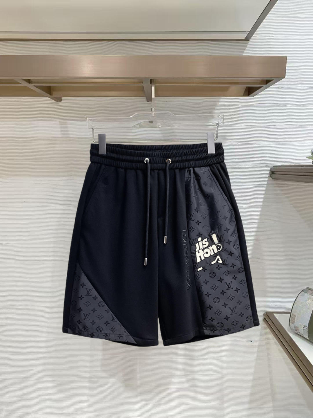 NO:777365,LV three-standard complete 2026 summer new men's casual shorts, advanced custom-made breathable fabrics, extremely breathable, elastic and comfortable, impeccable details, top-grade accessories, original logo design concept, delicate and soft feel!  The upper body fit is awesome!  Sizes M-XXXL, please state your height and weight when ordering,,louis vuitton,shorts,19860909LV 三标齐全 2026夏季新款男士休闲短裤,高级定制面料透气面料 透气弹力舒适度极高,细节无可挑剔,顶级辅料配备,原版logo设计理念,手感细腻柔软！上身版型超赞！尺码M-XXXL下单报身高体重,,louis vuitton,shorts,,Men's clothing