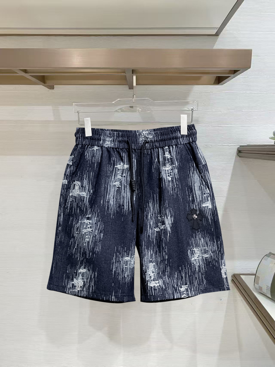 NO:777369,Croxin three-standard complete 2026 new summer men's casual shorts, advanced custom-made breathable fabrics, extremely breathable, elastic and comfortable, impeccable details, top-grade accessories, original logo design concept, delicate and soft feel!  The upper body fit is awesome!  Sizes M-XXXL, please state your height and weight when ordering,,chrome hearts,shorts,19860909克罗心 三标齐全 2026夏季新款男士休闲短裤,高级定制面料透气面料 透气弹力舒适度极高,细节无可挑剔,顶级辅料配备,原版logo设计理念,手感细腻柔软！上身版型超赞！尺码M-XXXL下单报身高体重,,chrome hearts,shorts,,Men's clothing