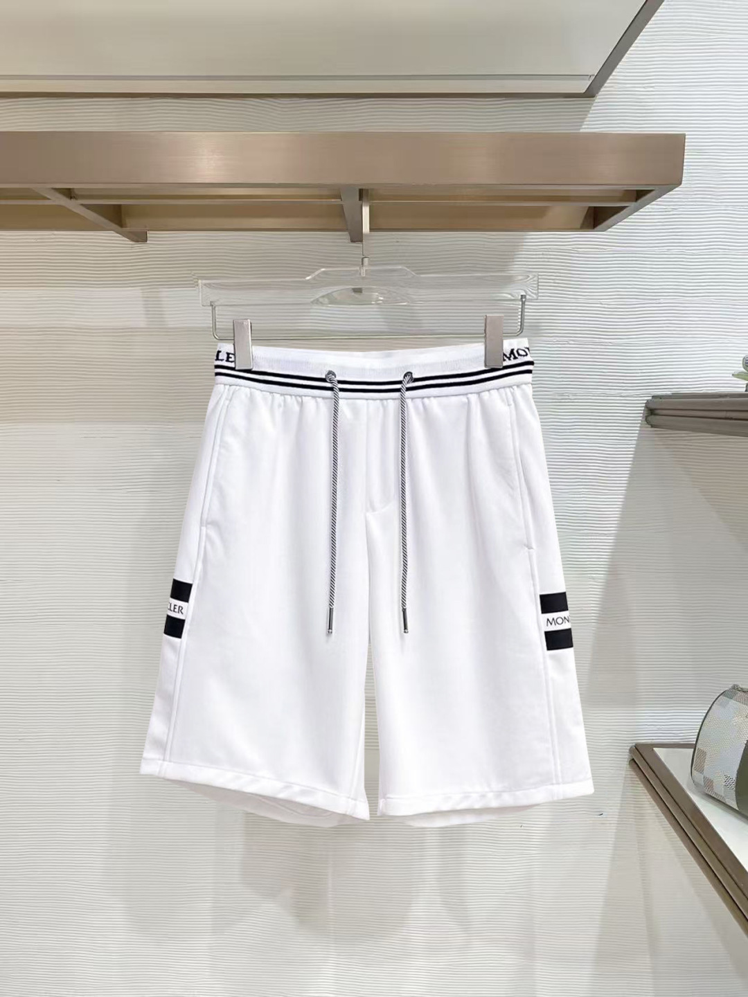 NO:777378,Mouth-mounted, complete with three standards, 2026 new summer men's casual shorts, advanced custom-made breathable fabrics, extremely breathable, elastic and comfortable, with impeccable details, top-grade accessories, original logo design concept, delicate and soft feel!  The upper body fit is awesome!  Sizes M-XXXL, please state your height and weight when ordering,,Moncler,shorts,19860909蒙口 三标齐全 2026夏季新款男士休闲短裤,高级定制面料透气面料 透气弹力舒适度极高,细节无可挑剔,顶级辅料配备,原版logo设计理念,手感细腻柔软！上身版型超赞！尺码M-XXXL下单报身高体重,,Moncler,shorts,,Men's clothing