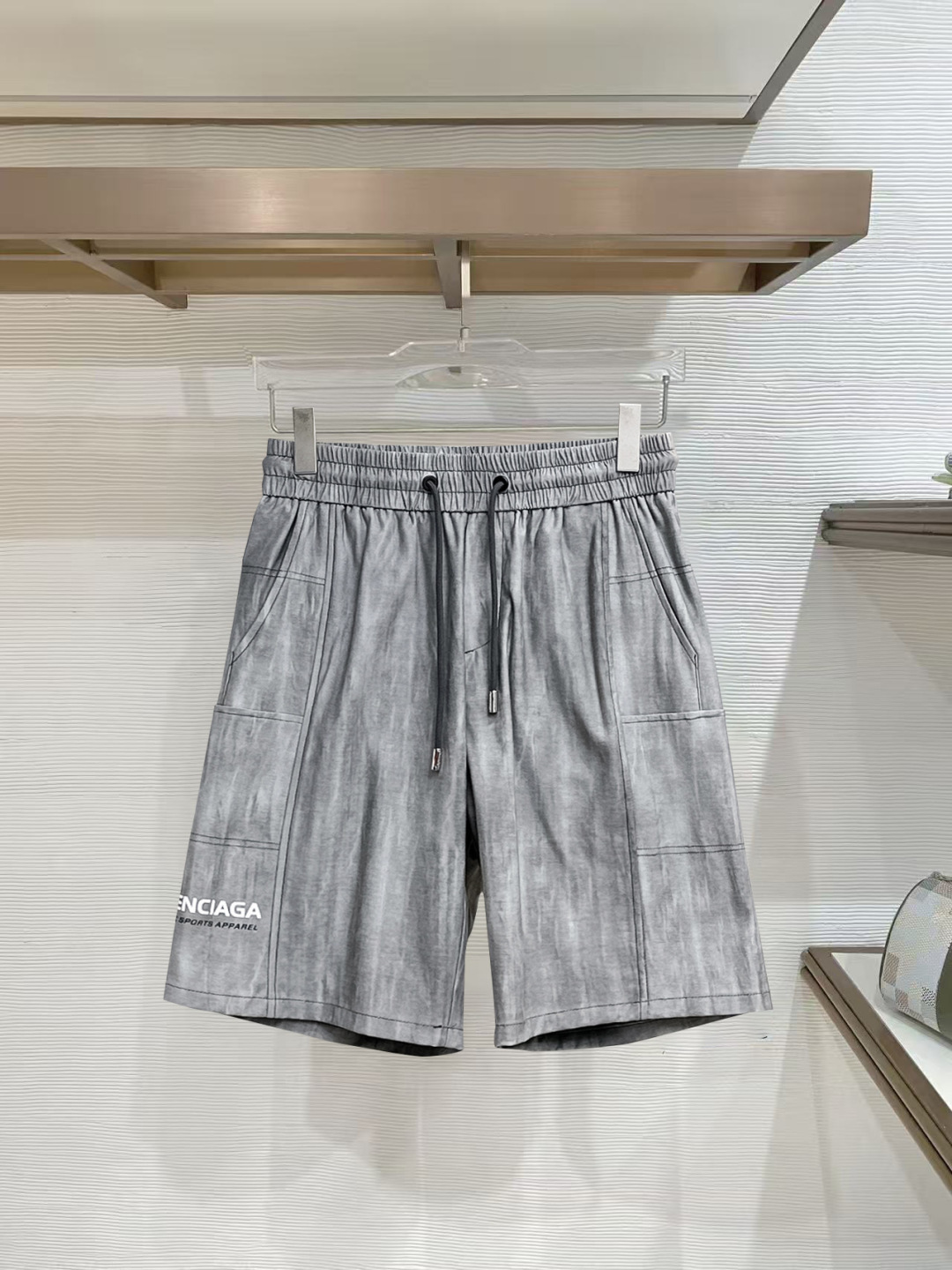 NO:777380,Balenciaga's three-standard complete 2026 summer new men's casual shorts, advanced custom-made breathable fabrics, extremely breathable, elastic and comfortable, impeccable details, top-grade accessories, original logo design concept, delicate and soft feel!  The upper body fit is awesome!  Sizes M-XXXL, please state your height and weight when ordering,,balenciaga,shorts,19860909巴黎世家 三标齐全 2026夏季新款男士休闲短裤,高级定制面料透气面料 透气弹力舒适度极高,细节无可挑剔,顶级辅料配备,原版logo设计理念,手感细腻柔软！上身版型超赞！尺码M-XXXL下单报身高体重,,balenciaga,shorts,,Men's clothing