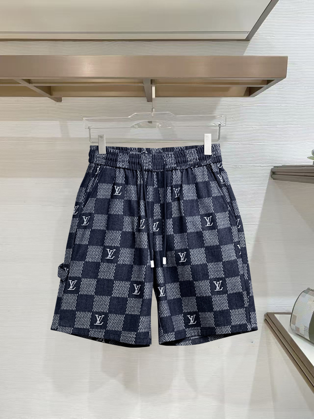NO:777382,LV three-standard complete 2026 summer new men's casual shorts, advanced custom-made breathable fabrics, extremely breathable, elastic and comfortable, impeccable details, top-grade accessories, original logo design concept, delicate and soft feel!  The upper body fit is awesome!  Sizes M-XXXL, please state your height and weight when ordering,,louis vuitton,shorts,19860909LV 三标齐全 2026夏季新款男士休闲短裤,高级定制面料透气面料 透气弹力舒适度极高,细节无可挑剔,顶级辅料配备,原版logo设计理念,手感细腻柔软！上身版型超赞！尺码M-XXXL下单报身高体重,,louis vuitton,shorts,,Men's clothing
