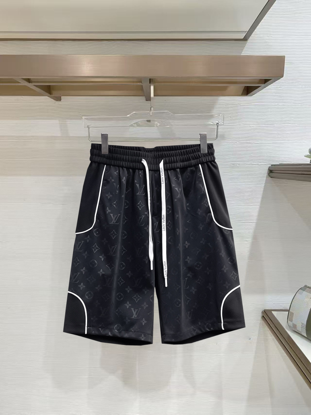 NO:777385,LV three-standard complete 2026 summer new men's casual shorts, advanced custom-made breathable fabrics, extremely breathable, elastic and comfortable, impeccable details, top-grade accessories, original logo design concept, delicate and soft feel!  The upper body fit is awesome!  Sizes M-XXXL, please state your height and weight when ordering,,louis vuitton,shorts,19860909LV 三标齐全 2026夏季新款男士休闲短裤,高级定制面料透气面料 透气弹力舒适度极高,细节无可挑剔,顶级辅料配备,原版logo设计理念,手感细腻柔软！上身版型超赞！尺码M-XXXL下单报身高体重,,louis vuitton,shorts,,Men's clothing