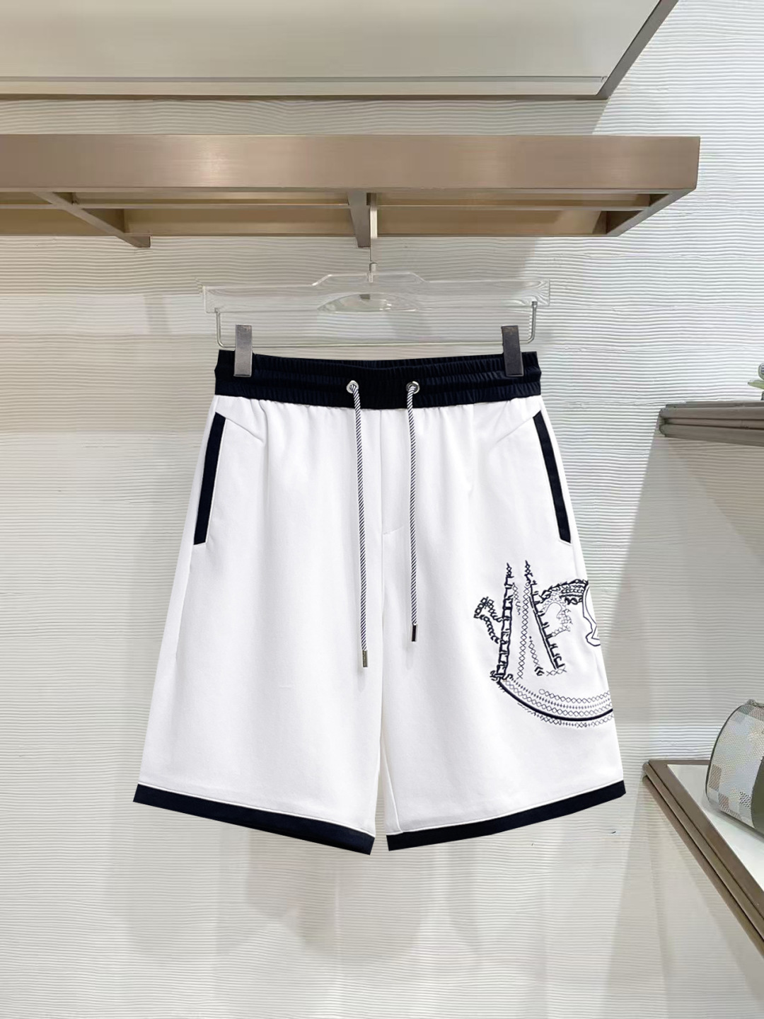NO:777354,2026 new summer men's casual shorts with complete three-standard muzzle protection, advanced custom-made breathable fabrics, extremely breathable, elastic and comfortable, with impeccable details, top-grade accessories, original logo design concept, delicate and soft feel!  The upper body fit is awesome!  Sizes M-XXXL, please state your height and weight when ordering,,Moncler,shorts,19860909蒙口三标齐全 2026夏季新款男士休闲短裤,高级定制面料透气面料 透气弹力舒适度极高,细节无可挑剔,顶级辅料配备,原版logo设计理念,手感细腻柔软！上身版型超赞！尺码M-XXXL下单报身高体重,,Moncler,shorts,,Men's clothing