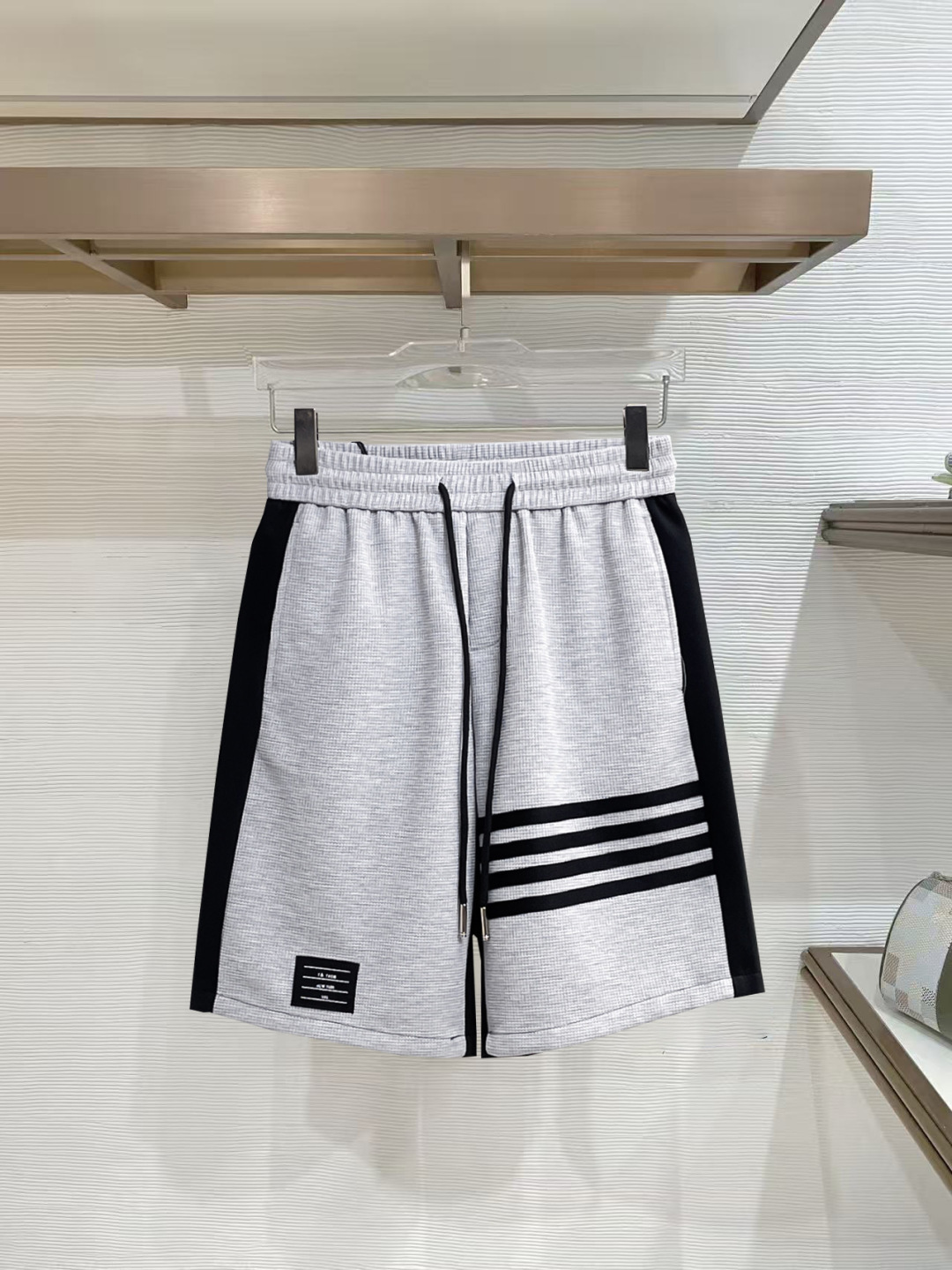 NO:777361,TB three-standard complete 2026 new summer men's casual shorts, advanced custom-made breathable fabrics, extremely breathable, elastic and comfortable, impeccable details, top-grade accessories, original logo design concept, delicate and soft feel!  The upper body fit is awesome!  Sizes M-XXXL, please state your height and weight when ordering,,shorts,19860909TB三标齐全 2026夏季新款男士休闲短裤,高级定制面料透气面料 透气弹力舒适度极高,细节无可挑剔,顶级辅料配备,原版logo设计理念,手感细腻柔软！上身版型超赞！尺码M-XXXL下单报身高体重,,shorts,,Men's clothing