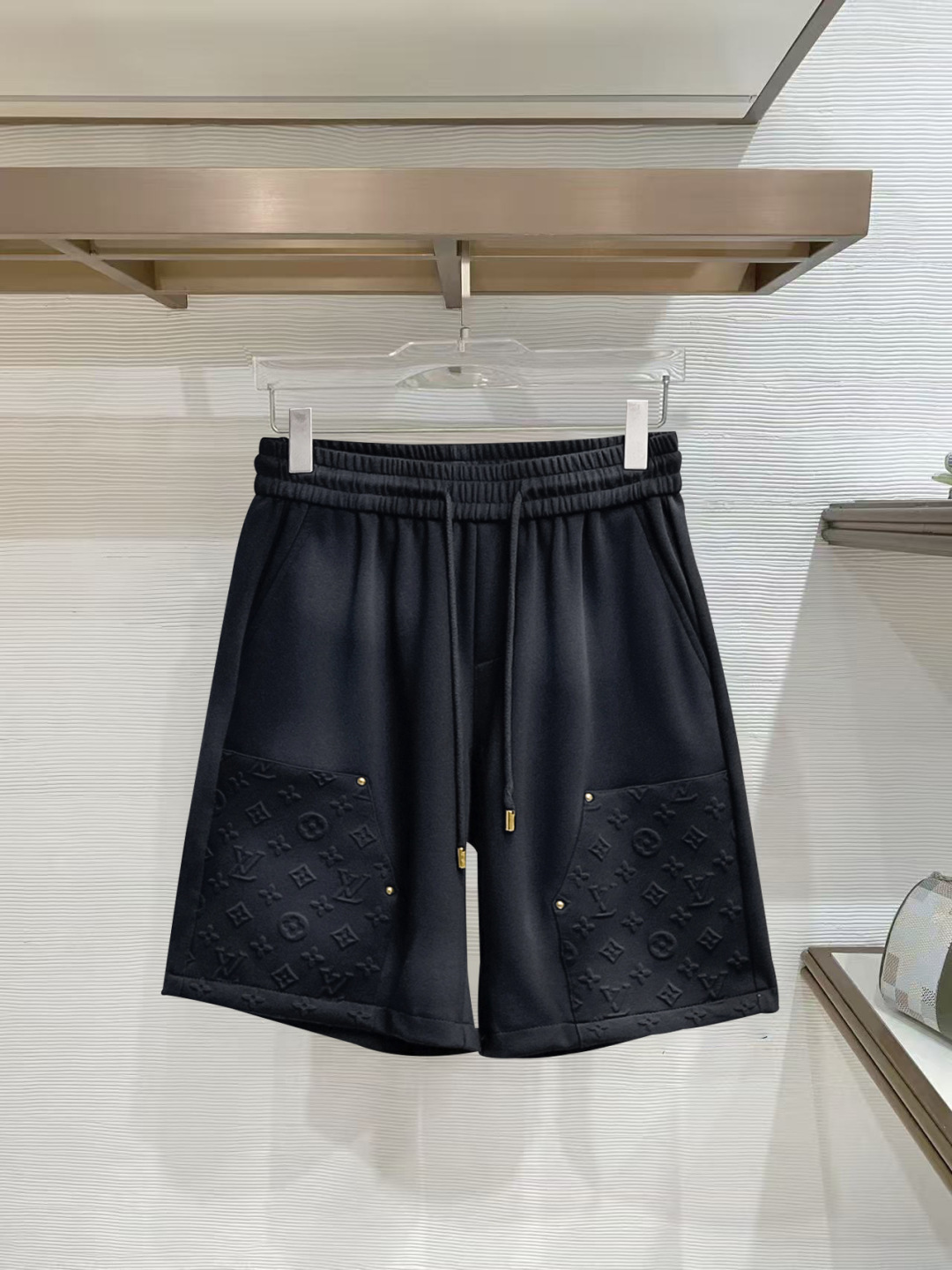 NO:777374,LV three-standard complete 2026 summer new men's casual shorts, advanced custom-made breathable fabrics, extremely breathable, elastic and comfortable, impeccable details, top-grade accessories, original logo design concept, delicate and soft feel!  The upper body fit is awesome!  Sizes M-XXXL, please state your height and weight when ordering,,louis vuitton,shorts,19860909LV 三标齐全 2026夏季新款男士休闲短裤,高级定制面料透气面料 透气弹力舒适度极高,细节无可挑剔,顶级辅料配备,原版logo设计理念,手感细腻柔软！上身版型超赞！尺码M-XXXL下单报身高体重,,louis vuitton,shorts,,Men's clothing