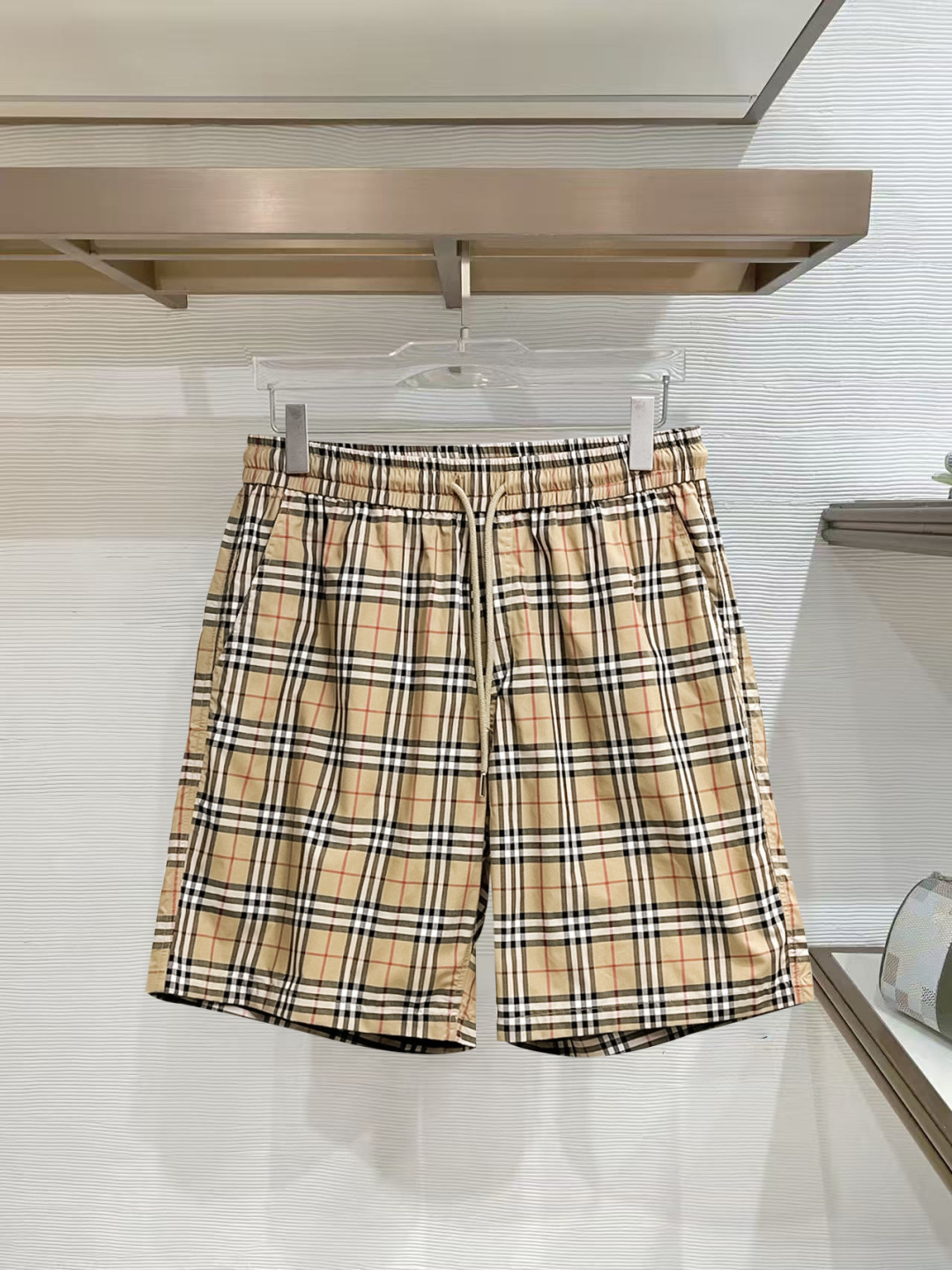 NO:777391,Burberry's three-standard complete 2026 new summer men's casual shorts, advanced custom-made breathable fabrics, extremely breathable, elastic and comfortable, impeccable details, top-grade accessories, original logo design concept, delicate and soft feel!  The upper body fit is awesome!  Sizes M-XXXL, please state your height and weight when ordering, burberry, shorts,19860909巴宝莉 三标齐全 2026夏季新款男士休闲短裤,高级定制面料透气面料 透气弹力舒适度极高,细节无可挑剔,顶级辅料配备,原版logo设计理念,手感细腻柔软！上身版型超赞！尺码M-XXXL下单报身高体重,,burberry,shorts,,Men's clothing