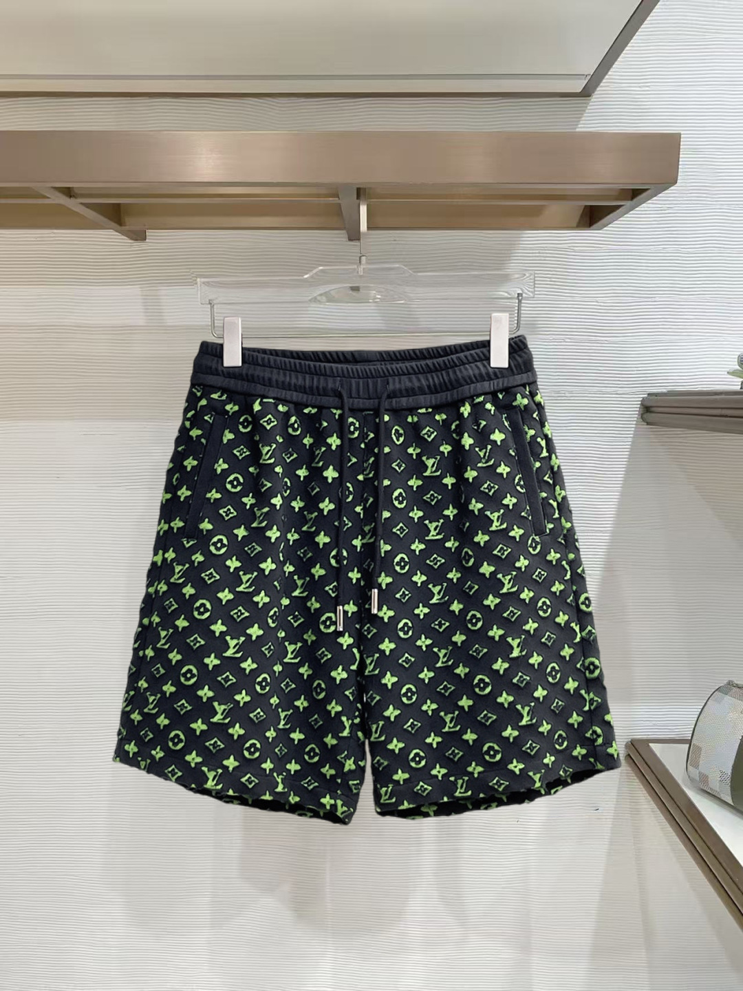 NO:777402,LV three-standard complete 2026 new summer men's casual shorts, advanced custom-made breathable fabrics, extremely breathable, elastic and comfortable, impeccable details, top-grade accessories, original logo design concept, delicate and soft feel!  The upper body fit is awesome!  Sizes M-XXXL, please state your height and weight when ordering,,louis vuitton,shorts,19860909LV三标齐全 2026夏季新款男士休闲短裤,高级定制面料透气面料 透气弹力舒适度极高,细节无可挑剔,顶级辅料配备,原版logo设计理念,手感细腻柔软！上身版型超赞！尺码M-XXXL下单报身高体重,,louis vuitton,shorts,,Men's clothing