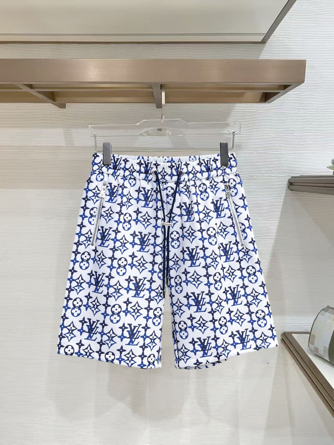 NO:777409,LV three-standard complete 2026 summer new men's casual shorts, advanced custom-made breathable fabrics, extremely breathable, elastic and comfortable, impeccable details, top-grade accessories, original logo design concept, delicate and soft feel!  The upper body fit is awesome!  Sizes M-XXXL, please state your height and weight when ordering,,louis vuitton,shorts,19860909LV 三标齐全 2026夏季新款男士休闲短裤,高级定制面料透气面料 透气弹力舒适度极高,细节无可挑剔,顶级辅料配备,原版logo设计理念,手感细腻柔软！上身版型超赞！尺码M-XXXL下单报身高体重,,louis vuitton,shorts,,Men's clothing