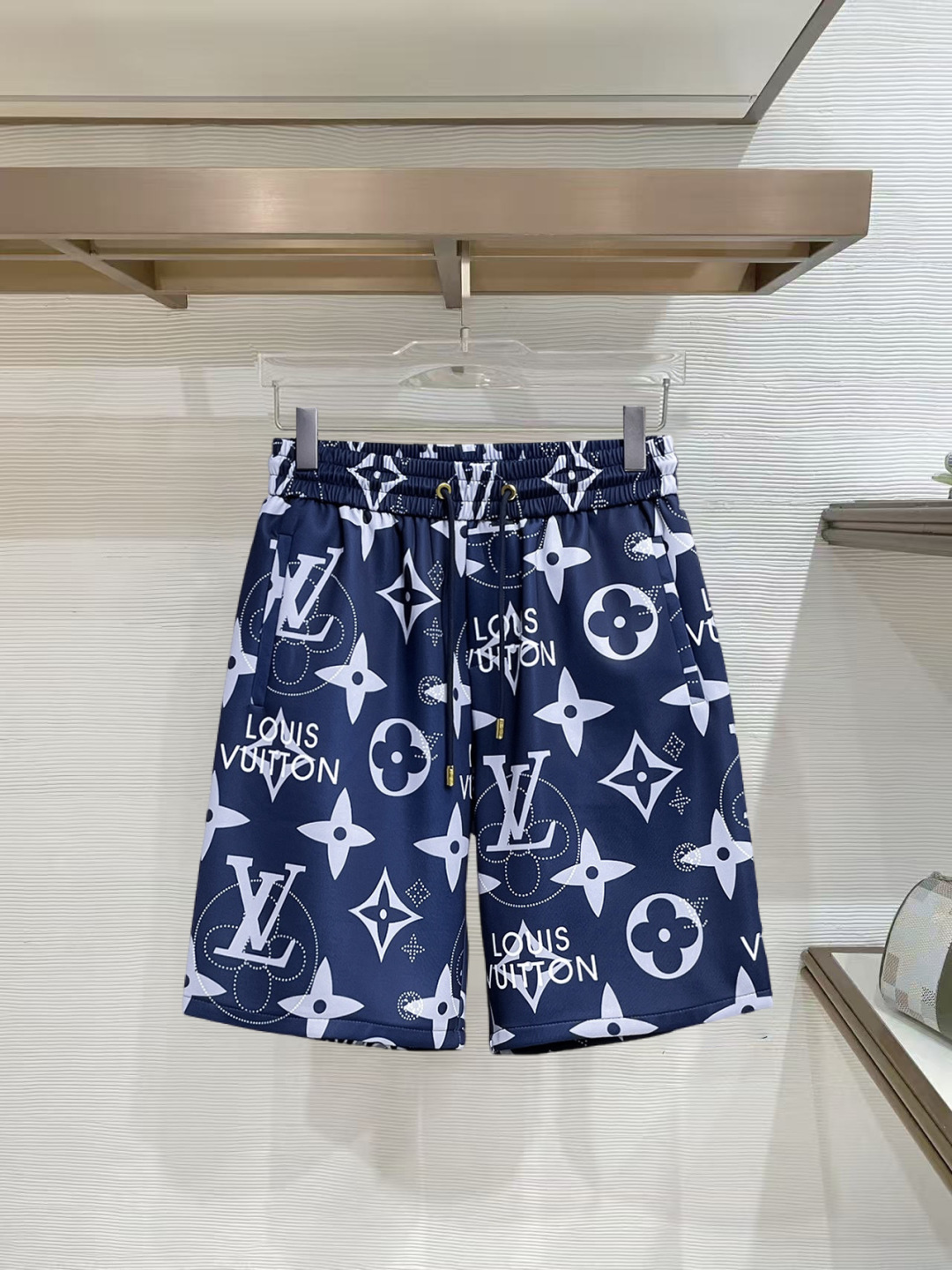 NO:777389,LV three-standard complete 2026 summer new men's casual shorts, advanced custom-made breathable fabrics, extremely breathable, elastic and comfortable, impeccable details, top-grade accessories, original logo design concept, delicate and soft feel!  The upper body fit is awesome!  Sizes M-XXXL, please state your height and weight when ordering,,louis vuitton,shorts,19860909LV 三标齐全 2026夏季新款男士休闲短裤,高级定制面料透气面料 透气弹力舒适度极高,细节无可挑剔,顶级辅料配备,原版logo设计理念,手感细腻柔软！上身版型超赞！尺码M-XXXL下单报身高体重,,louis vuitton,shorts,,Men's clothing