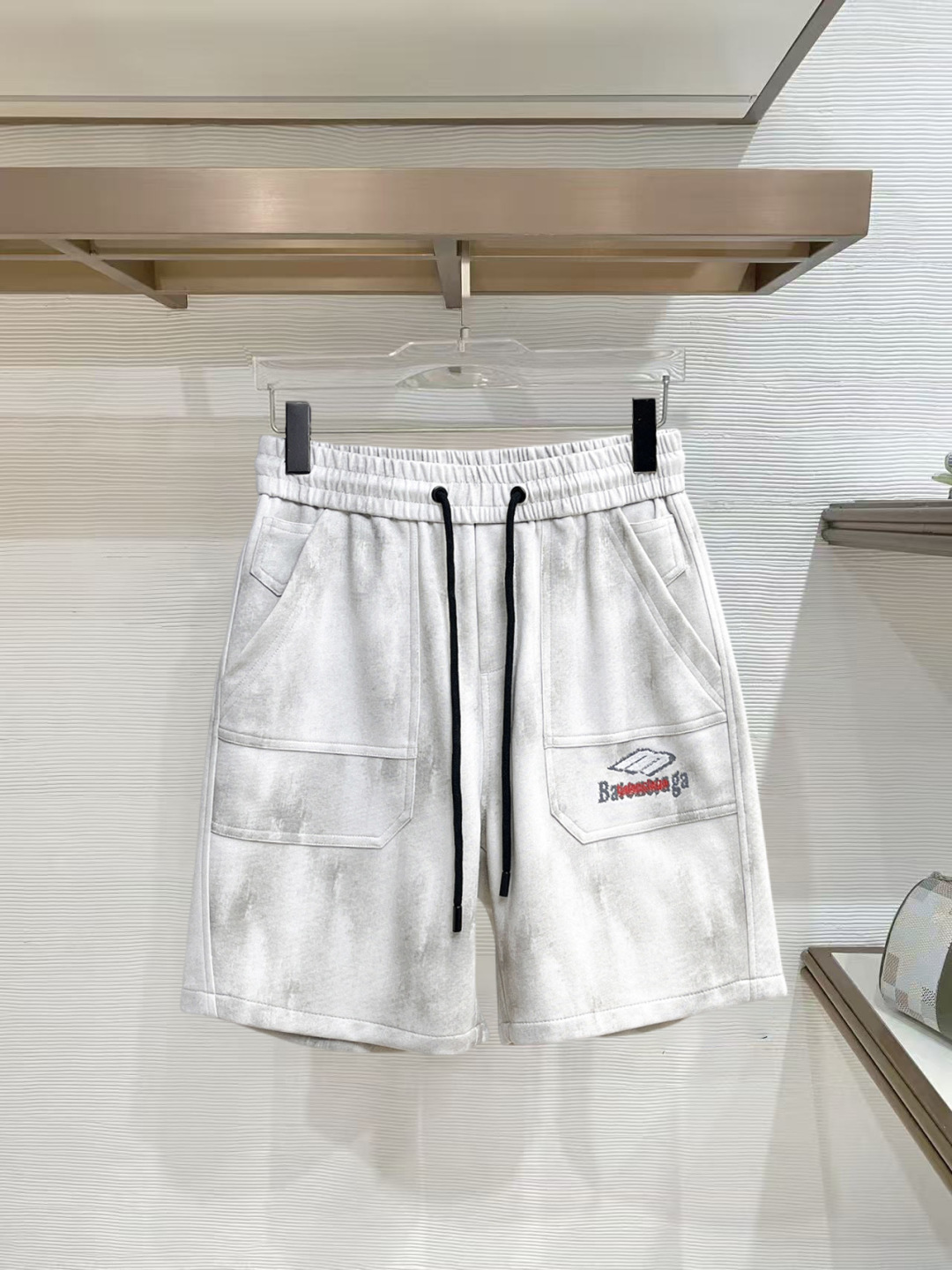 NO:777393,Balenciaga's three-standard complete 2026 summer new men's casual shorts, advanced custom-made breathable fabrics, extremely breathable, elastic and comfortable, impeccable details, top-grade accessories, original logo design concept, delicate and soft feel!  The upper body fit is awesome!  Sizes M-XXXL, please state your height and weight when ordering,,balenciaga,shorts,19860909巴黎世家 三标齐全 2026夏季新款男士休闲短裤,高级定制面料透气面料 透气弹力舒适度极高,细节无可挑剔,顶级辅料配备,原版logo设计理念,手感细腻柔软！上身版型超赞！尺码M-XXXL下单报身高体重,,balenciaga,shorts,,Men's clothing