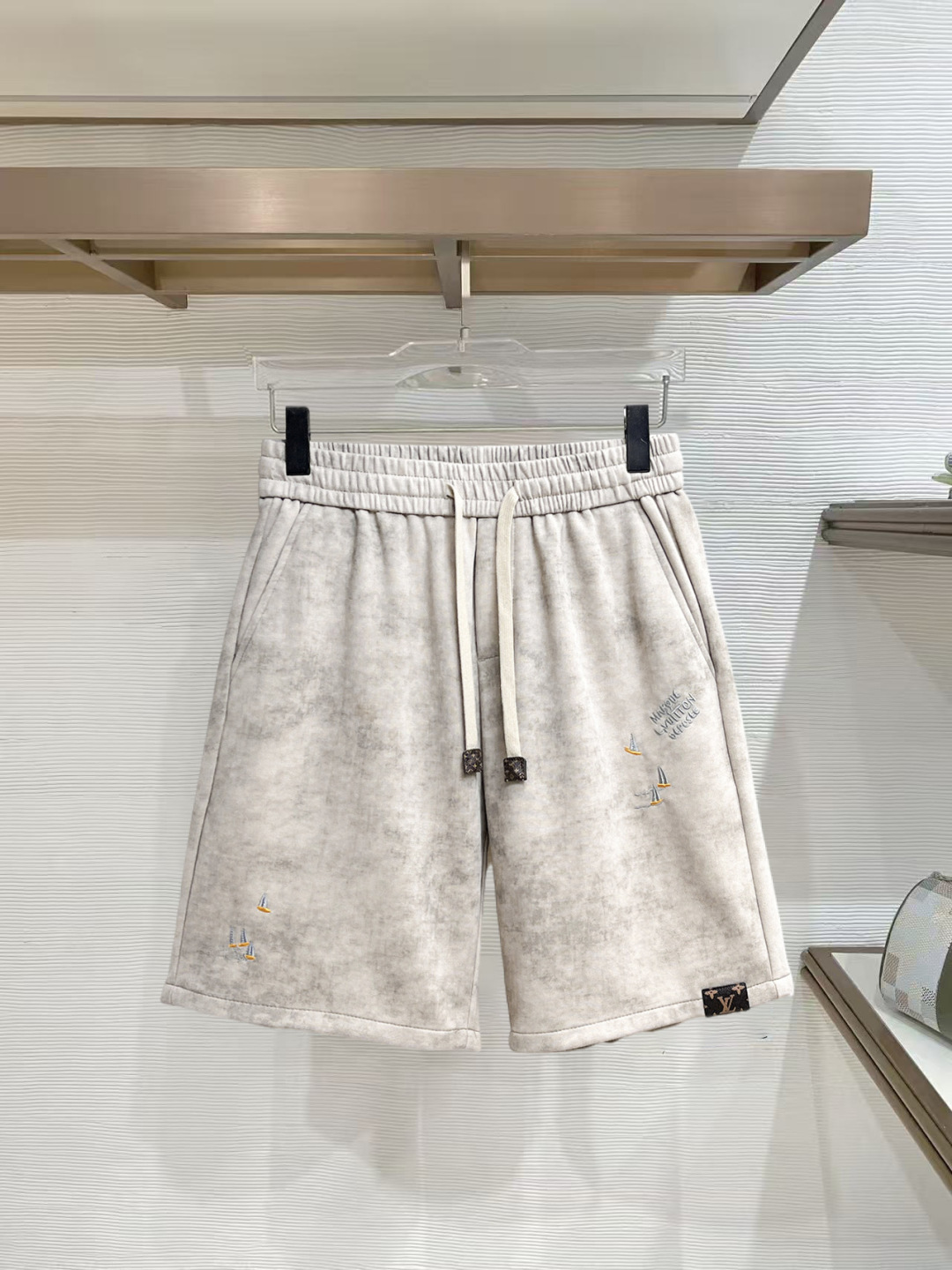 NO:777397,LV three-standard complete 2026 summer new men's casual shorts, advanced custom-made breathable fabrics, extremely breathable, elastic and comfortable, impeccable details, top-grade accessories, original logo design concept, delicate and soft feel!  The upper body fit is awesome!  Sizes M-XXXL, please state your height and weight when ordering,,louis vuitton,shorts,19860909LV 三标齐全 2026夏季新款男士休闲短裤,高级定制面料透气面料 透气弹力舒适度极高,细节无可挑剔,顶级辅料配备,原版logo设计理念,手感细腻柔软！上身版型超赞！尺码M-XXXL下单报身高体重,,louis vuitton,shorts,,Men's clothing
