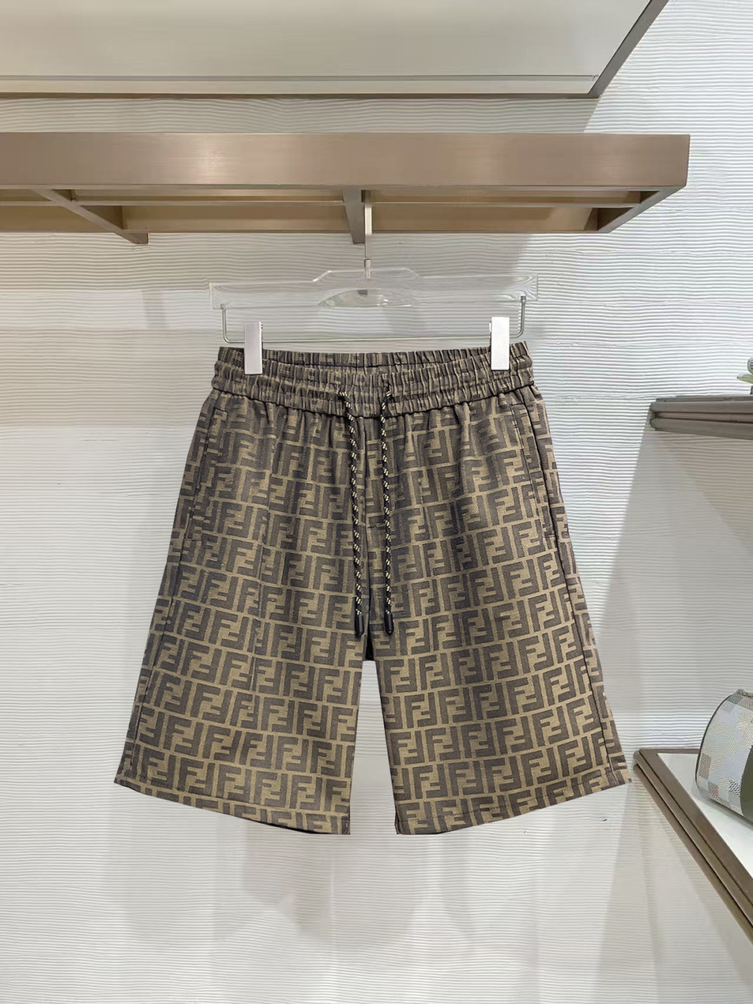NO:777401,Fendi's three-standard complete 2026 new summer men's casual shorts, advanced custom-made breathable fabrics, extremely breathable, elastic and comfortable, impeccable details, top-grade accessories, original logo design concept, delicate and soft feel!  The upper body fit is awesome!  For sizes M-XXXL, please state your height and weight when placing an order, fendi, shorts,19860909芬迪 三标齐全 2026夏季新款男士休闲短裤,高级定制面料透气面料 透气弹力舒适度极高,细节无可挑剔,顶级辅料配备,原版logo设计理念,手感细腻柔软！上身版型超赞！尺码M-XXXL下单报身高体重,,fendi,shorts,,Men's clothing