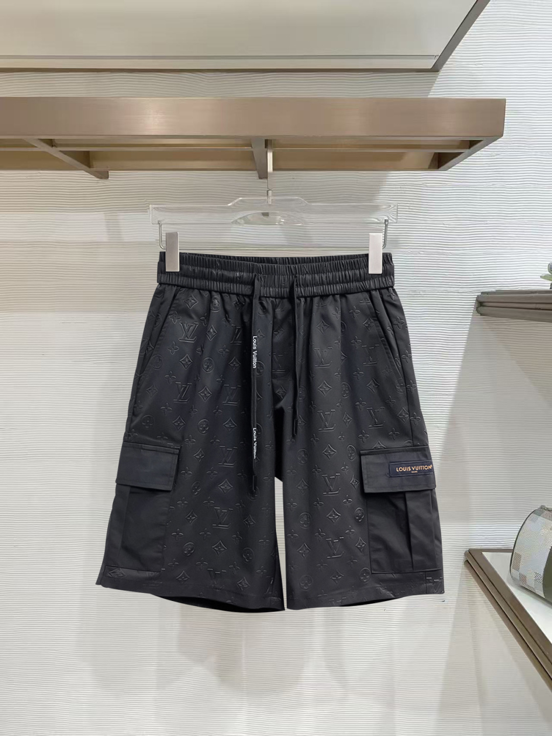 NO:777405,LV three-standard complete 2026 summer new men's casual shorts, advanced custom-made breathable fabrics, extremely breathable, elastic and comfortable, impeccable details, top-grade accessories, original logo design concept, delicate and soft feel!  The upper body fit is awesome!  Sizes M-XXXL, please state your height and weight when ordering,,louis vuitton,shorts,19860909LV 三标齐全 2026夏季新款男士休闲短裤,高级定制面料透气面料 透气弹力舒适度极高,细节无可挑剔,顶级辅料配备,原版logo设计理念,手感细腻柔软！上身版型超赞！尺码M-XXXL下单报身高体重,,louis vuitton,shorts,,Men's clothing