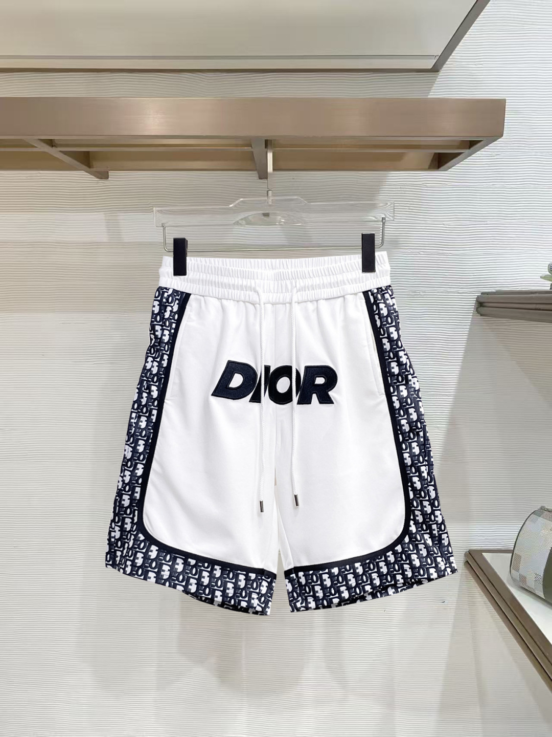 NO:777410,Dior's 2026 new summer men's casual shorts with three complete standards, advanced custom-made breathable fabrics, extremely breathable, elastic and comfortable, impeccable details, top-grade accessories, original logo design concept, delicate and soft feel!  The upper body fit is awesome!  For sizes M-XXXL, please state your height and weight when ordering, dior, shorts,19860909迪奥 三标齐全 2026夏季新款男士休闲短裤,高级定制面料透气面料 透气弹力舒适度极高,细节无可挑剔,顶级辅料配备,原版logo设计理念,手感细腻柔软！上身版型超赞！尺码M-XXXL下单报身高体重,,dior,shorts,,Men's clothing