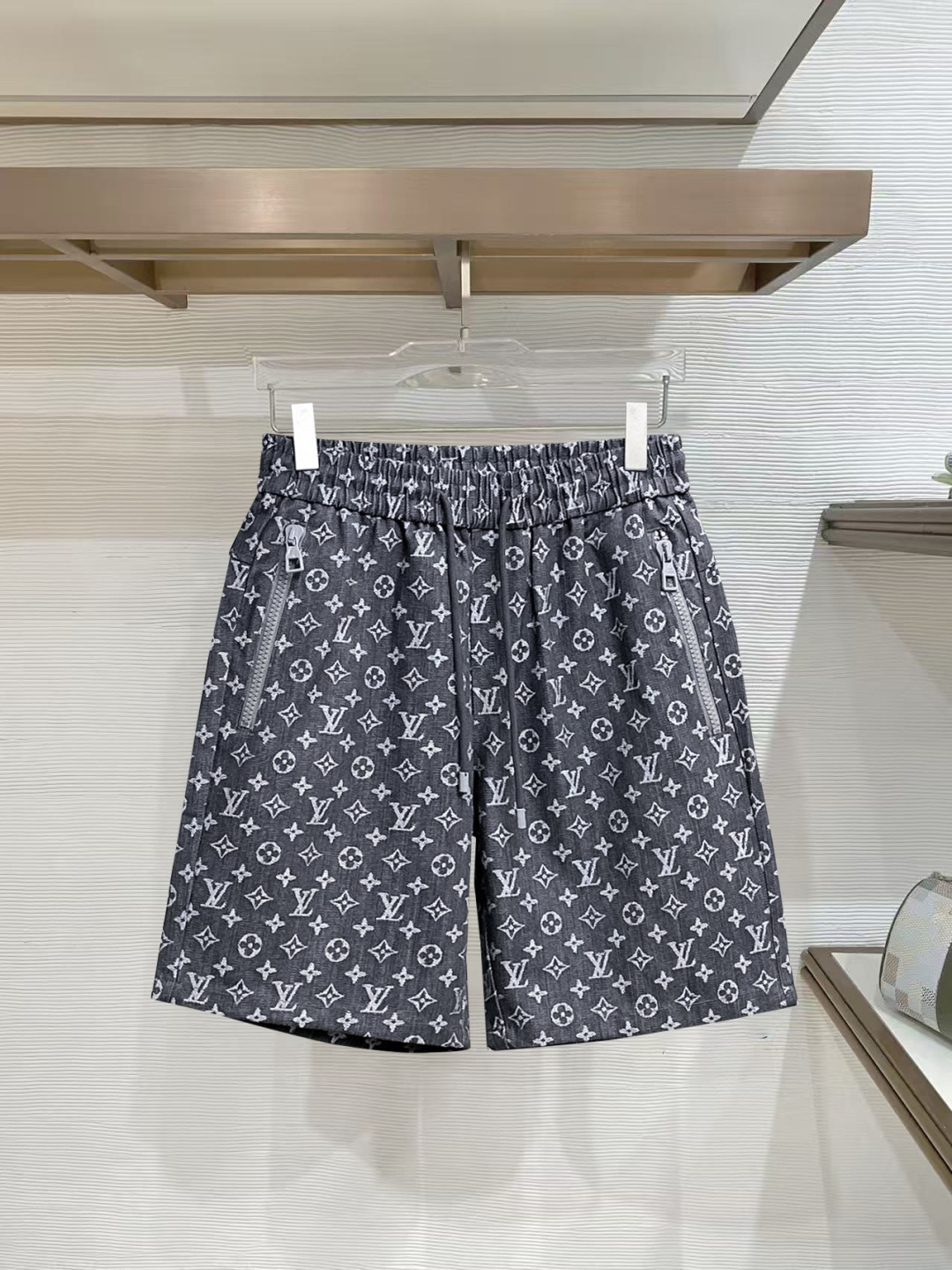 NO:777417,LV three-standard complete 2026 summer new men's casual shorts, advanced custom-made breathable fabrics, extremely breathable, elastic and comfortable, impeccable details, top-grade accessories, original logo design concept, delicate and soft feel!  The upper body fit is awesome!  Sizes M-XXXL, please state your height and weight when ordering,,louis vuitton,shorts,19860909LV 三标齐全 2026夏季新款男士休闲短裤,高级定制面料透气面料 透气弹力舒适度极高,细节无可挑剔,顶级辅料配备,原版logo设计理念,手感细腻柔软！上身版型超赞！尺码M-XXXL下单报身高体重,,louis vuitton,shorts,,Men's clothing