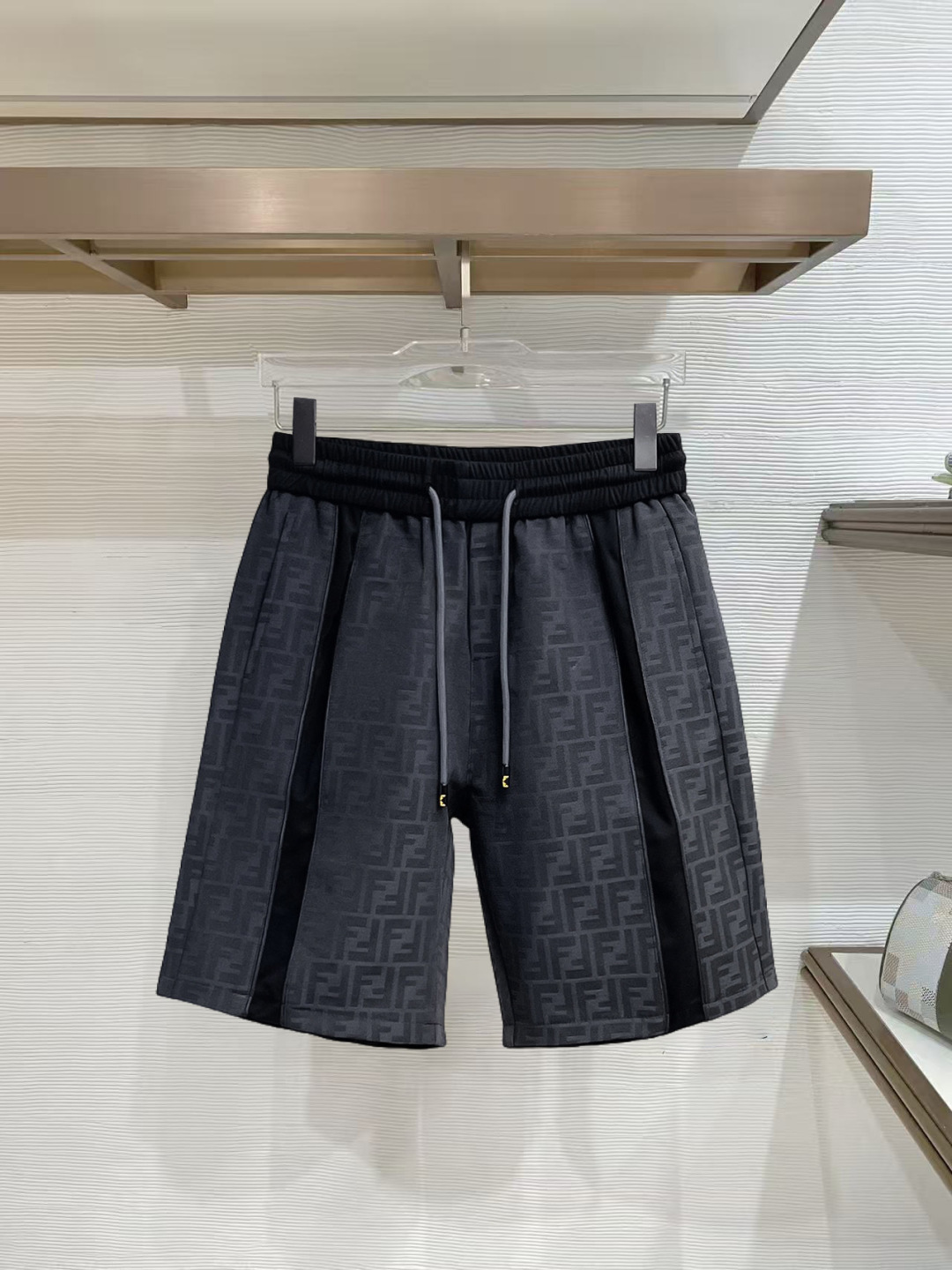 NO:777420,Fendi's three-standard complete 2026 new summer men's casual shorts, advanced custom-made breathable fabrics, extremely breathable, elastic and comfortable, impeccable details, top-grade accessories, original logo design concept, delicate and soft feel!  The upper body fit is awesome!  For sizes M-XXXL, please state your height and weight when placing an order, fendi, shorts,19860909芬迪 三标齐全 2026夏季新款男士休闲短裤,高级定制面料透气面料 透气弹力舒适度极高,细节无可挑剔,顶级辅料配备,原版logo设计理念,手感细腻柔软！上身版型超赞！尺码M-XXXL下单报身高体重,,fendi,shorts,,Men's clothing