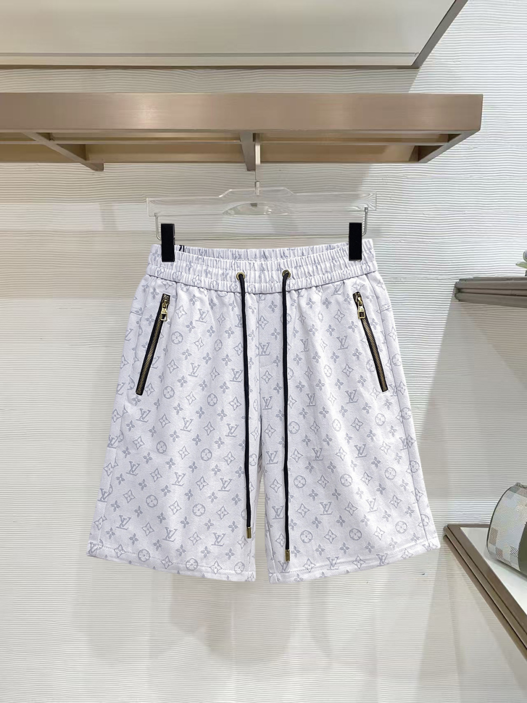 NO:777390,LV three-standard complete 2026 summer new men's casual shorts, advanced custom-made breathable fabrics, extremely breathable, elastic and comfortable, impeccable details, top-grade accessories, original logo design concept, delicate and soft feel!  The upper body fit is awesome!  Sizes M-XXXL, please state your height and weight when ordering,,louis vuitton,shorts,19860909LV 三标齐全 2026夏季新款男士休闲短裤,高级定制面料透气面料 透气弹力舒适度极高,细节无可挑剔,顶级辅料配备,原版logo设计理念,手感细腻柔软！上身版型超赞！尺码M-XXXL下单报身高体重,,louis vuitton,shorts,,Men's clothing
