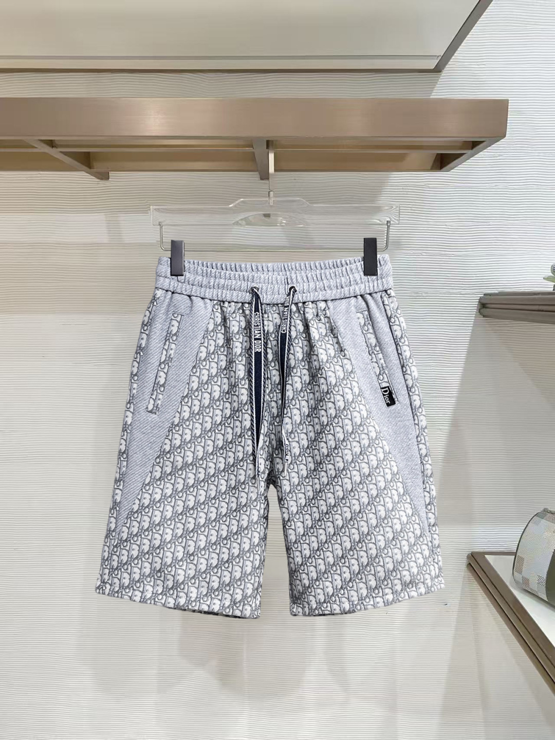 NO:777394,Dior's 2026 new summer men's casual shorts with three complete standards, advanced custom-made breathable fabrics, extremely breathable, elastic and comfortable, impeccable details, top-grade accessories, original logo design concept, delicate and soft feel!  The upper body fit is awesome!  For sizes M-XXXL, please state your height and weight when ordering, dior, shorts,19860909迪奥 三标齐全 2026夏季新款男士休闲短裤,高级定制面料透气面料 透气弹力舒适度极高,细节无可挑剔,顶级辅料配备,原版logo设计理念,手感细腻柔软！上身版型超赞！尺码M-XXXL下单报身高体重,,dior,shorts,,Men's clothing