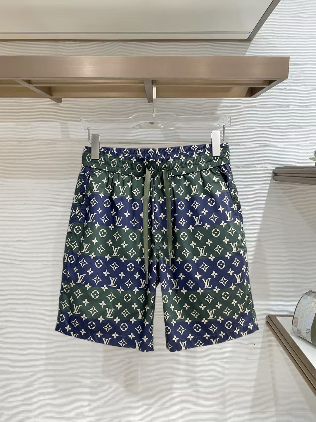 NO:777398,LV three-standard complete 2026 new summer men's casual shorts, advanced custom-made breathable fabrics, extremely breathable, elastic and comfortable, impeccable details, top-grade accessories, original logo design concept, delicate and soft feel!  The upper body fit is awesome!  Sizes M-XXXL, please state your height and weight when ordering,,louis vuitton,shorts,19860909LV三标齐全 2026夏季新款男士休闲短裤,高级定制面料透气面料 透气弹力舒适度极高,细节无可挑剔,顶级辅料配备,原版logo设计理念,手感细腻柔软！上身版型超赞！尺码M-XXXL下单报身高体重,,louis vuitton,shorts,,Men's clothing