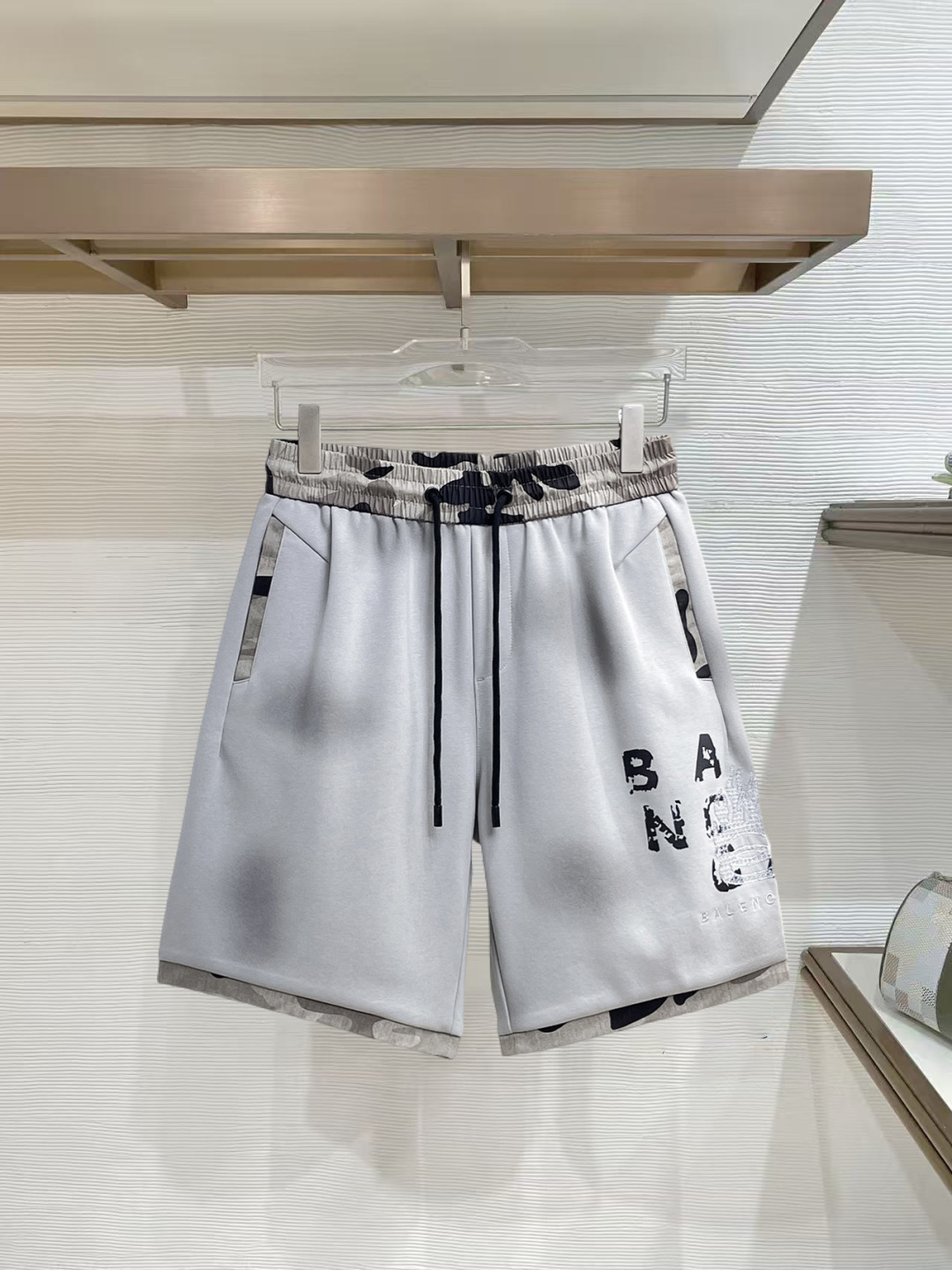 NO:777407,Balenciaga's three-standard complete 2026 summer new men's casual shorts, advanced custom-made breathable fabrics, extremely breathable, elastic and comfortable, impeccable details, top-grade accessories, original logo design concept, delicate and soft feel!  The upper body fit is awesome!  Sizes M-XXXL, please state your height and weight when ordering,,balenciaga,shorts,19860909巴黎世家三标齐全 2026夏季新款男士休闲短裤,高级定制面料透气面料 透气弹力舒适度极高,细节无可挑剔,顶级辅料配备,原版logo设计理念,手感细腻柔软！上身版型超赞！尺码M-XXXL下单报身高体重,,balenciaga,shorts,,Men's clothing