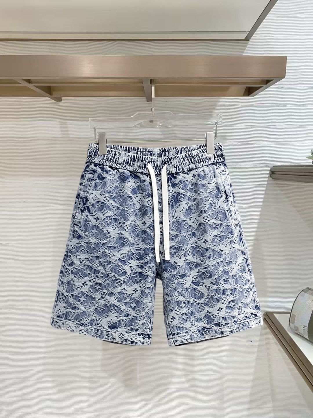 NO:777413,LV three-standard complete 2026 new summer men's casual shorts, advanced custom-made breathable fabrics, extremely breathable, elastic and comfortable, impeccable details, top-grade accessories, original logo design concept, delicate and soft feel!  The upper body fit is awesome!  Sizes M-XXXL, please state your height and weight when ordering,,louis vuitton,shorts,19860909LV三标齐全 2026夏季新款男士休闲短裤,高级定制面料透气面料 透气弹力舒适度极高,细节无可挑剔,顶级辅料配备,原版logo设计理念,手感细腻柔软！上身版型超赞！尺码M-XXXL下单报身高体重,,louis vuitton,shorts,,Men's clothing